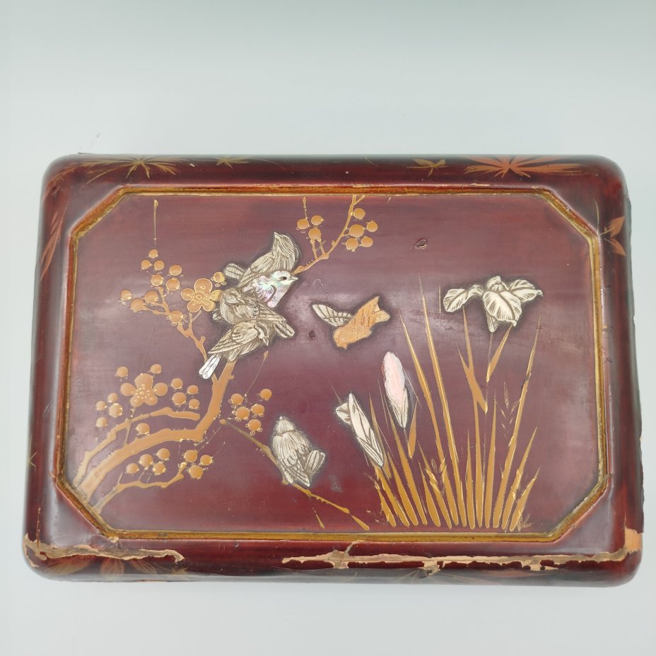 Шкатулка прямоугольной формы с изображением птиц в зарослях