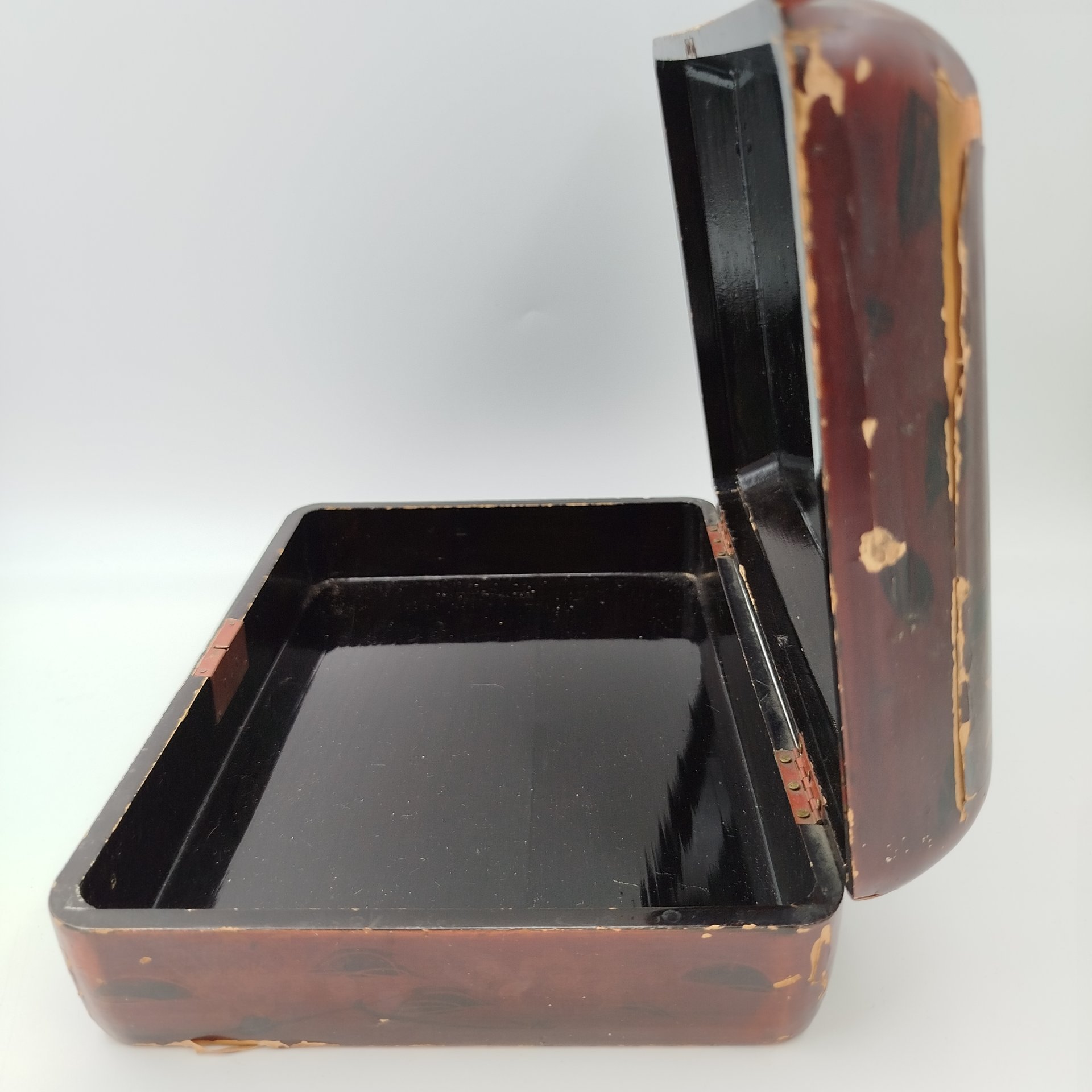 Шкатулка прямоугольной формы с изображением птиц в зарослях