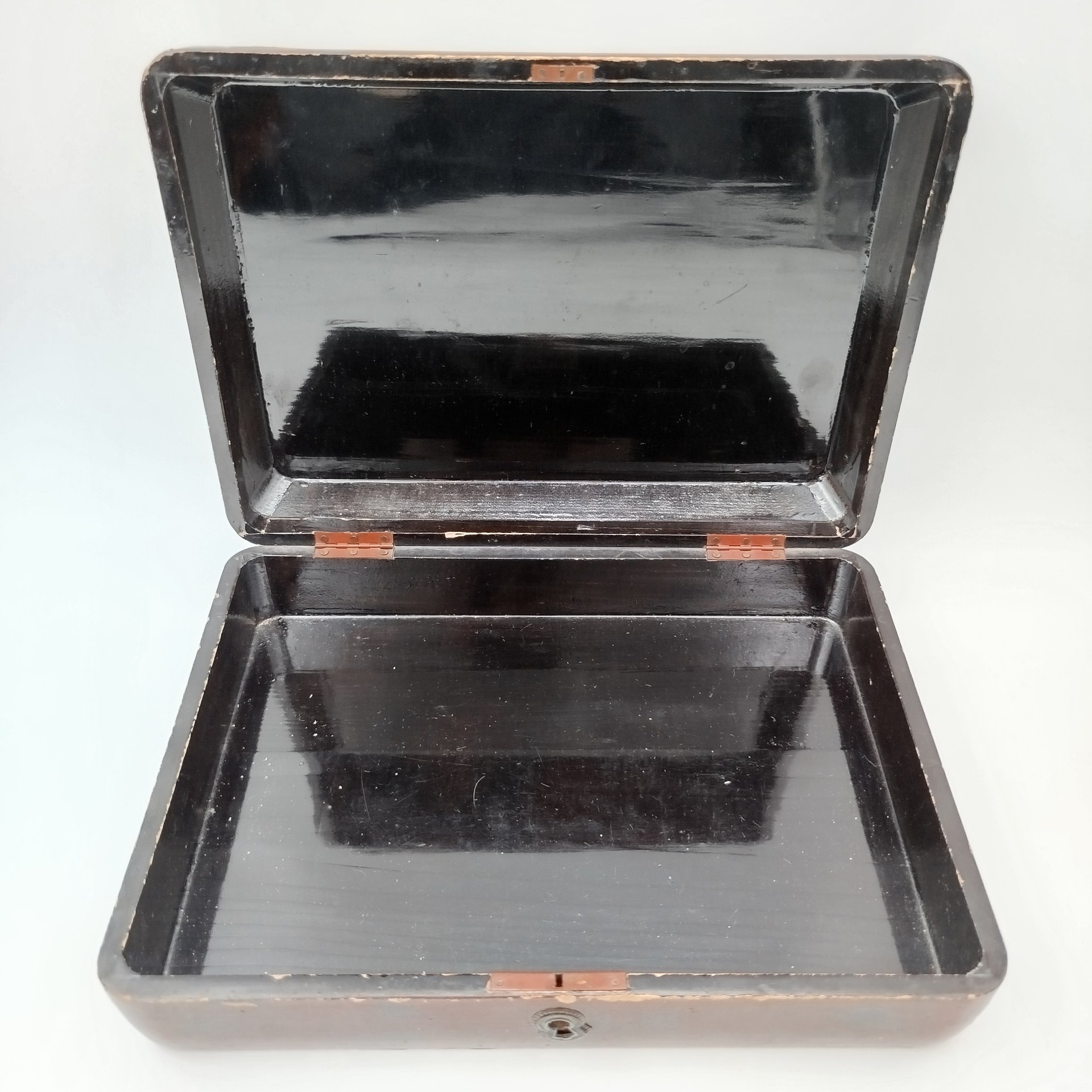 Шкатулка прямоугольной формы с изображением птиц в зарослях