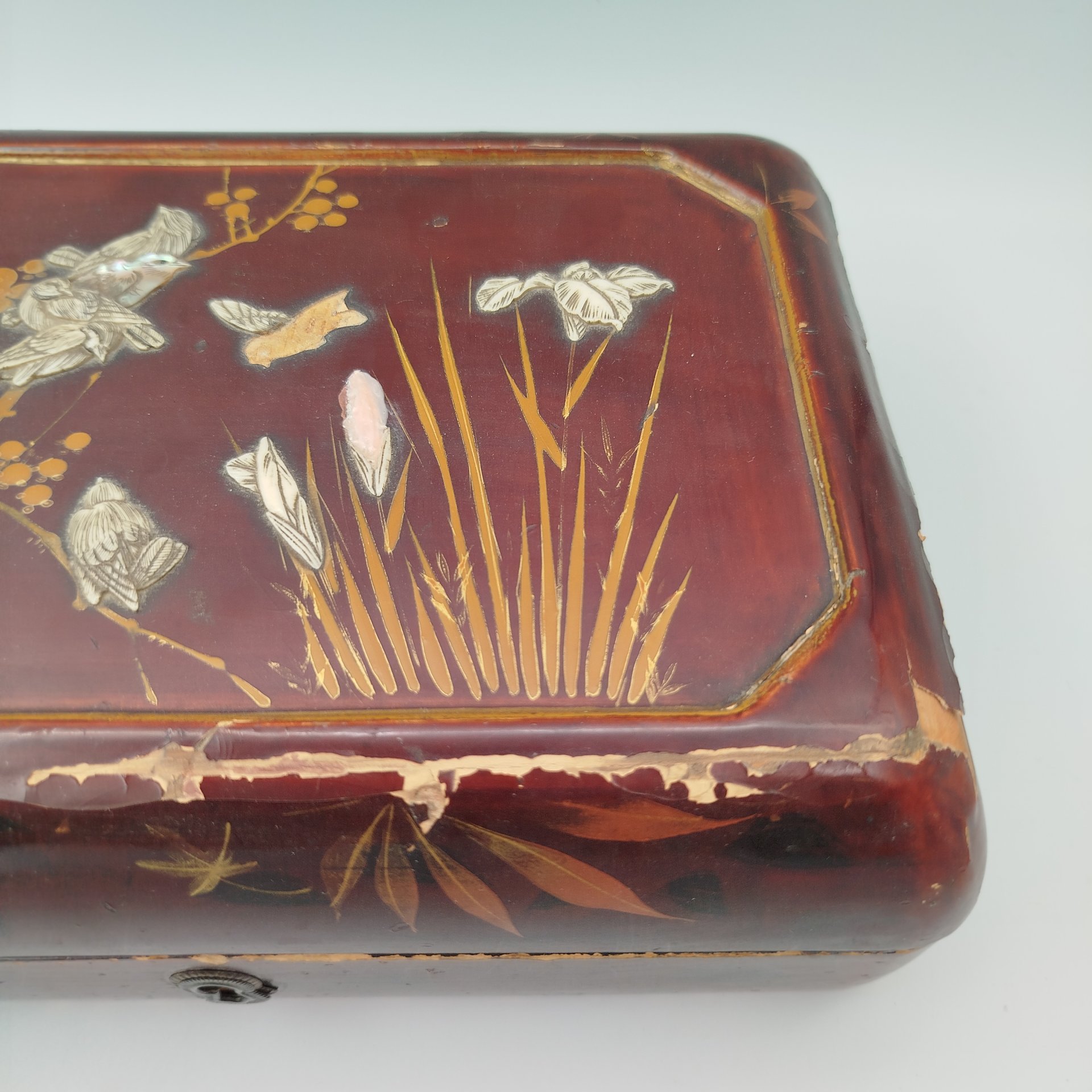 Шкатулка прямоугольной формы с изображением птиц в зарослях