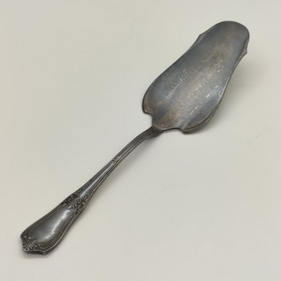 Лопатка для торта, украшенная растительным декором, мНЦ (медь-никель-цинк), Киевский завод столовых приборов и посуды им. Дзержинского (ЗiД, ЗиД), СССР, 1970-1990 гг., Киевский завод столовых приборов и посуды им. Дзержинского (ЗiД