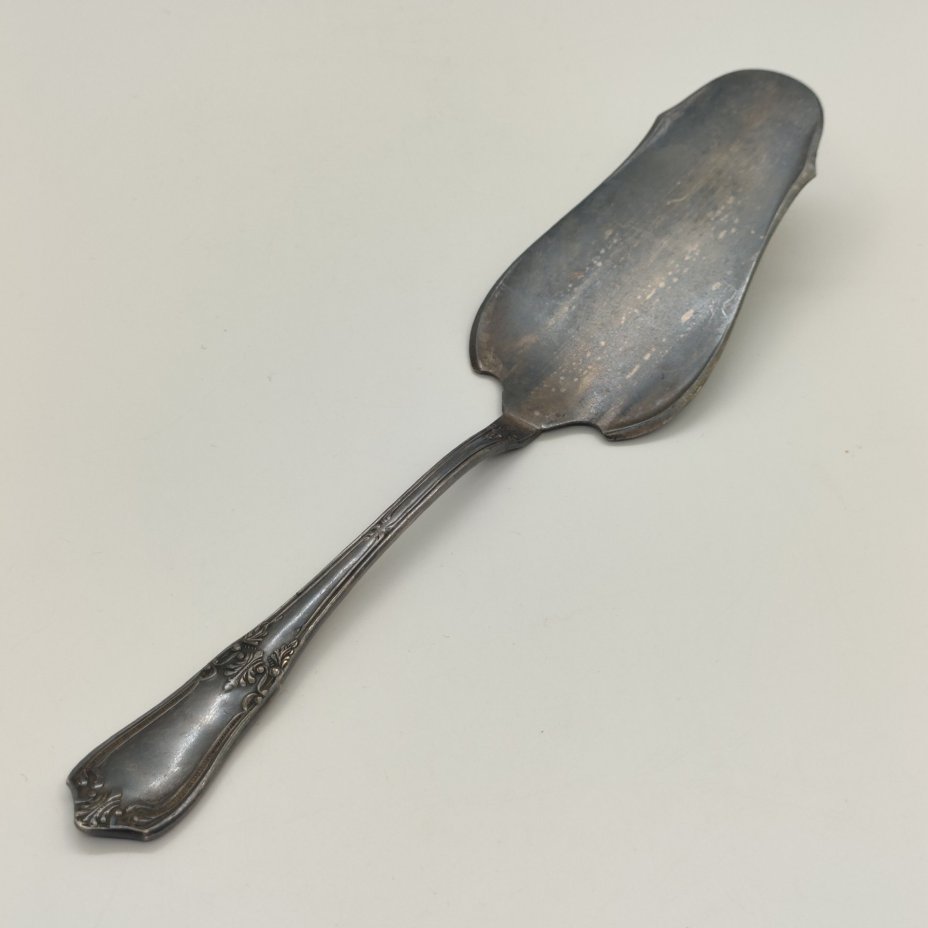 Лопатка для торта, украшенная растительным декором, мНЦ (медь-никель-цинк), Киевский завод столовых приборов и посуды им. Дзержинского (ЗiД, ЗиД), СССР, 1970-1990 гг., Киевский завод столовых приборов и посуды им. Дзержинского (ЗiД