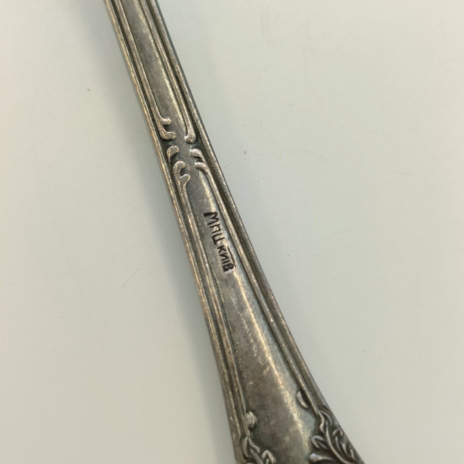 Лопатка для торта, украшенная растительным декором, мНЦ (медь-никель-цинк), Киевский завод столовых приборов и посуды им. Дзержинского (ЗiД, ЗиД), СССР, 1970-1990 гг., Киевский завод столовых приборов и посуды им. Дзержинского (ЗiД