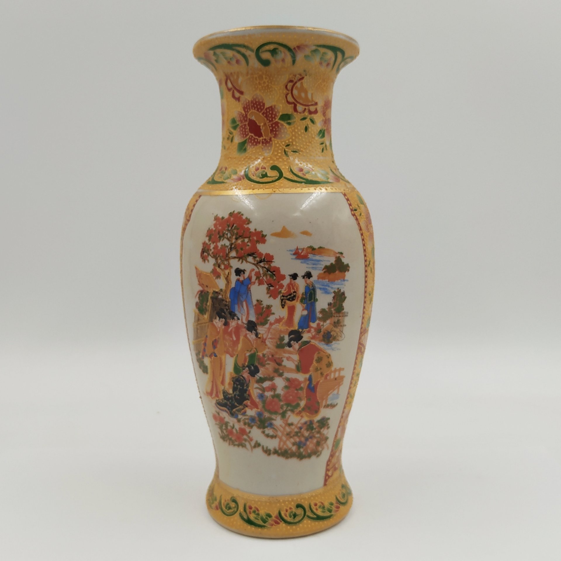 Ваза с изображением жанровых сцен и растительным декором, фарфор, печать, золочение, Китай, 1970-1990 гг.