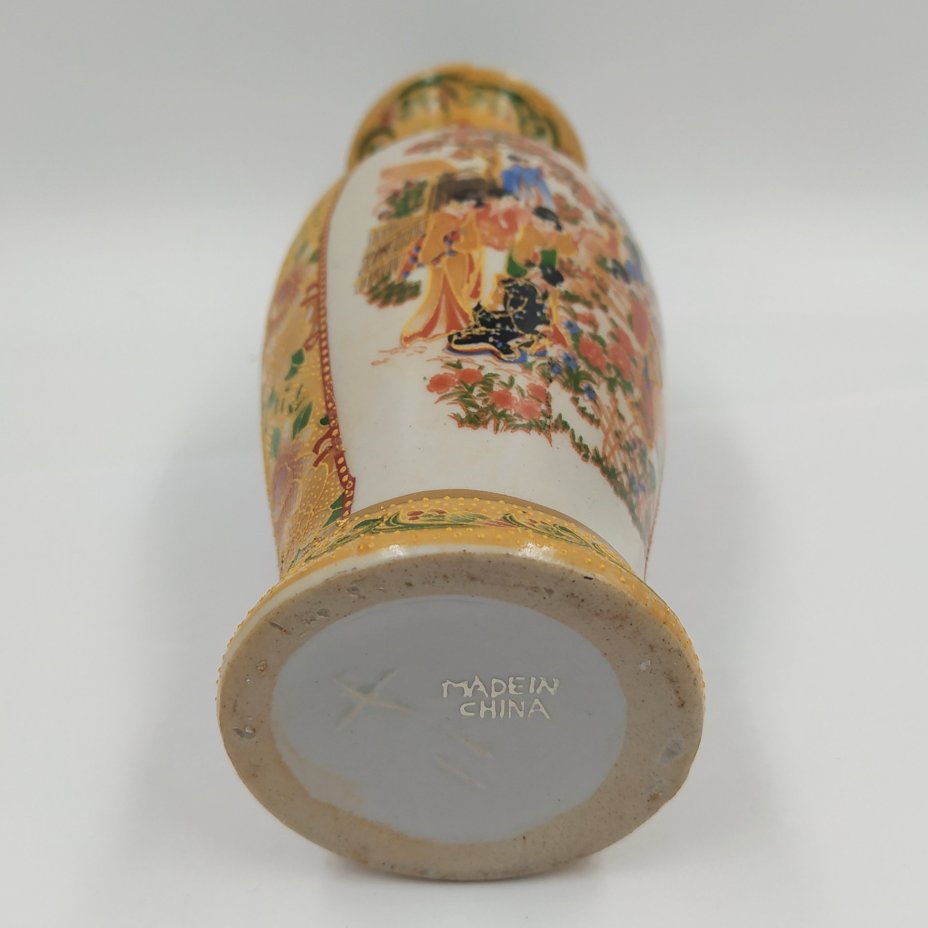 Ваза с изображением жанровых сцен и растительным декором, фарфор, печать, золочение, Китай, 1970-1990 гг.