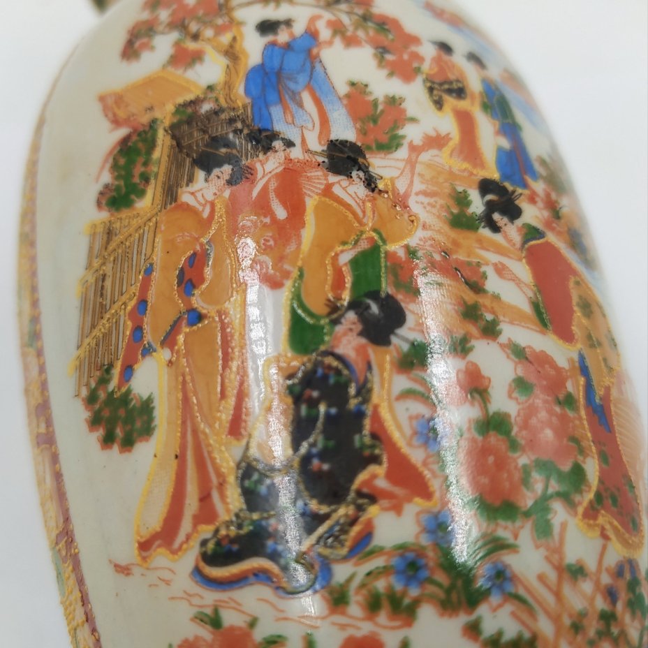 Ваза с изображением жанровых сцен и растительным декором, фарфор, печать, золочение, Китай, 1970-1990 гг.