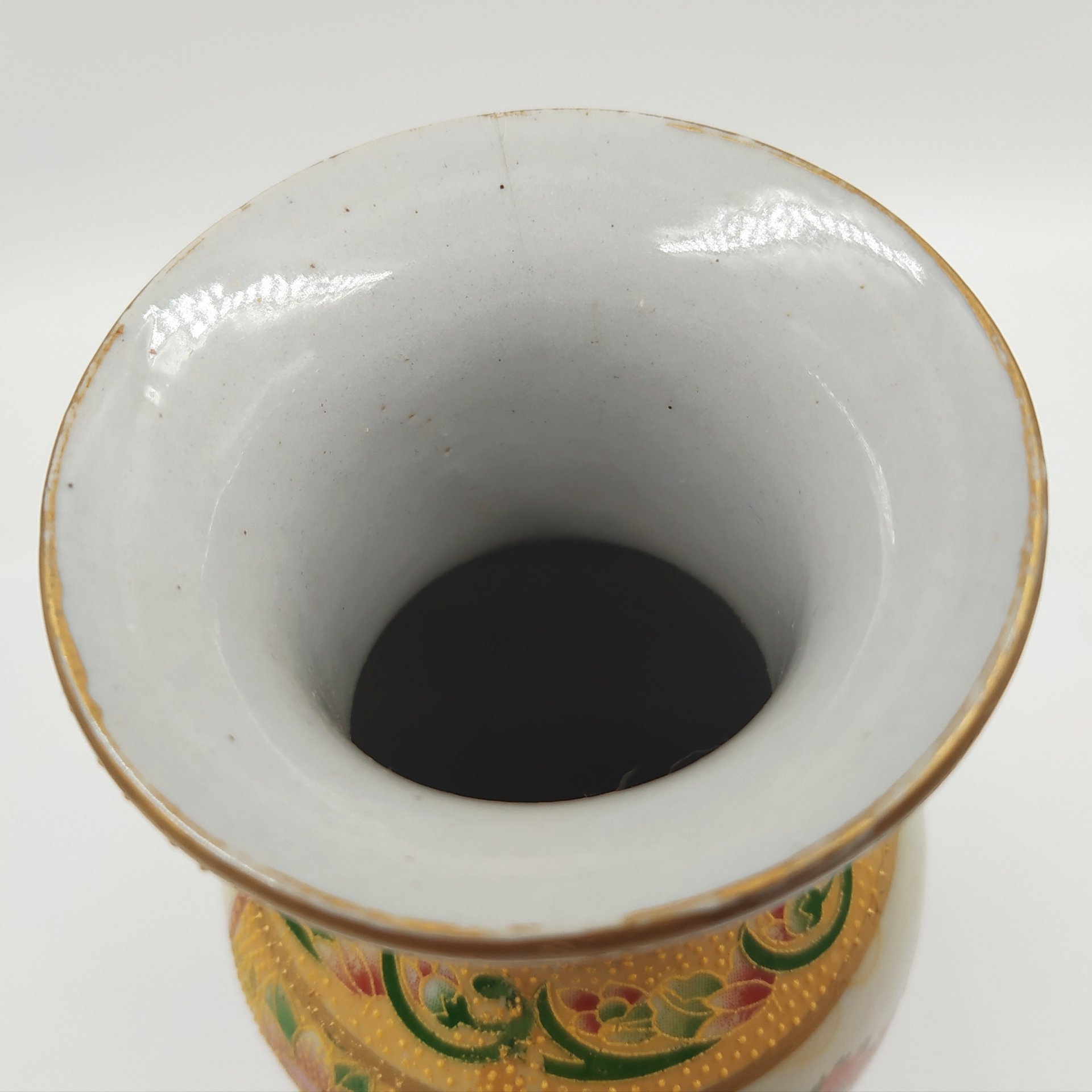 Ваза с изображением жанровых сцен и растительным декором, фарфор, печать, золочение, Китай, 1970-1990 гг.