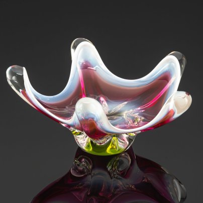 Ваза (фруктовница) в форме звезды, произведенная на Хржибском стекольном заводе (Chřibská), стекло, гутная техника, Чехословакия, 1970-1980 гг.