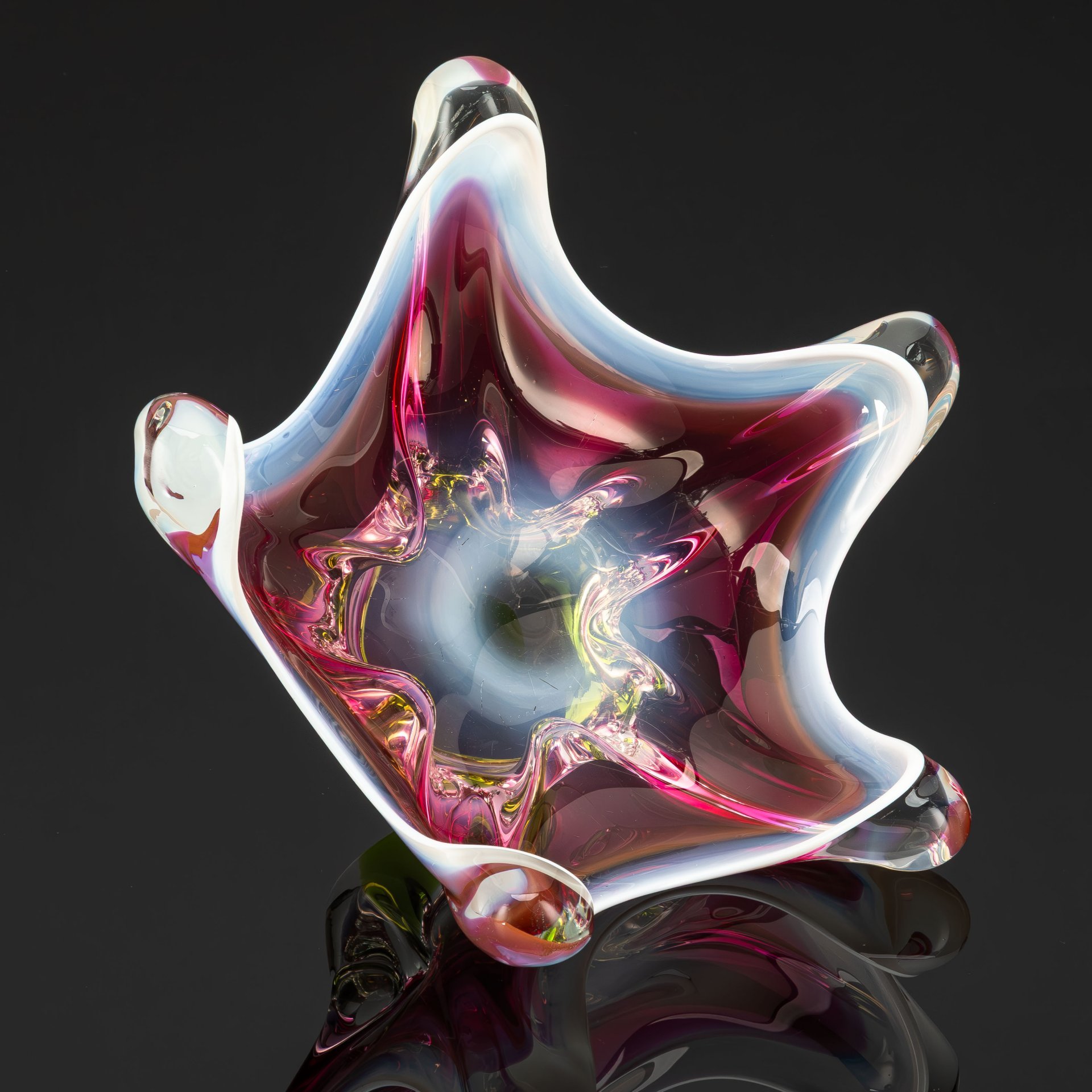 Ваза (фруктовница) в форме звезды, произведенная на Хржибском стекольном заводе (Chřibská), стекло, гутная техника, Чехословакия, 1970-1980 гг.