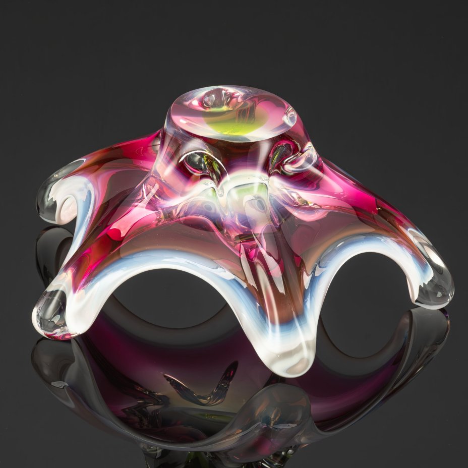 Ваза (фруктовница) в форме звезды, произведенная на Хржибском стекольном заводе (Chřibská)