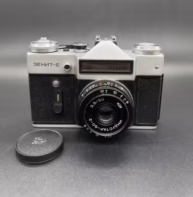 Фотоаппарат "Зенит-Е"  с объективом "Индустар-50-2" в оригинальном кофре, Белорусское оптико-механическое объединение (БелОМО)