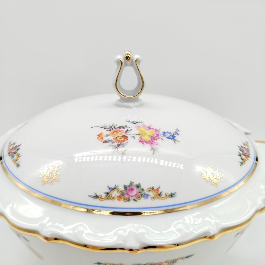Супница, украшенная цветочным декором