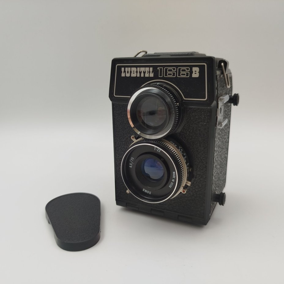 Фотоаппарат "Любитель-166" в кофре, металл, стекло, бакелит, ЛОМО (Ленинградское оптико-механическое объединение), СССР, 1976-1996 гг.