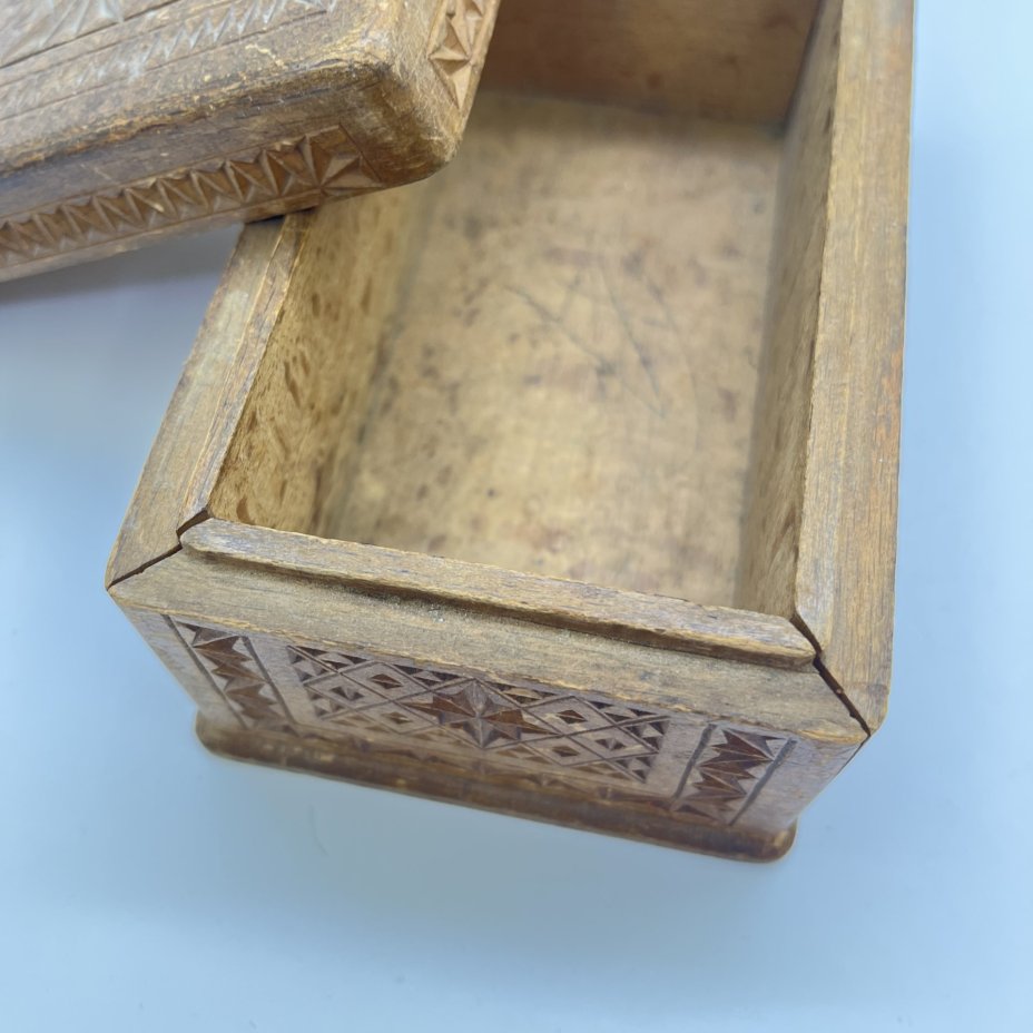 Шкатулка с резным декором прямоугольной формы (под реставрацию), дерево, СССР, 1950-1970 гг.