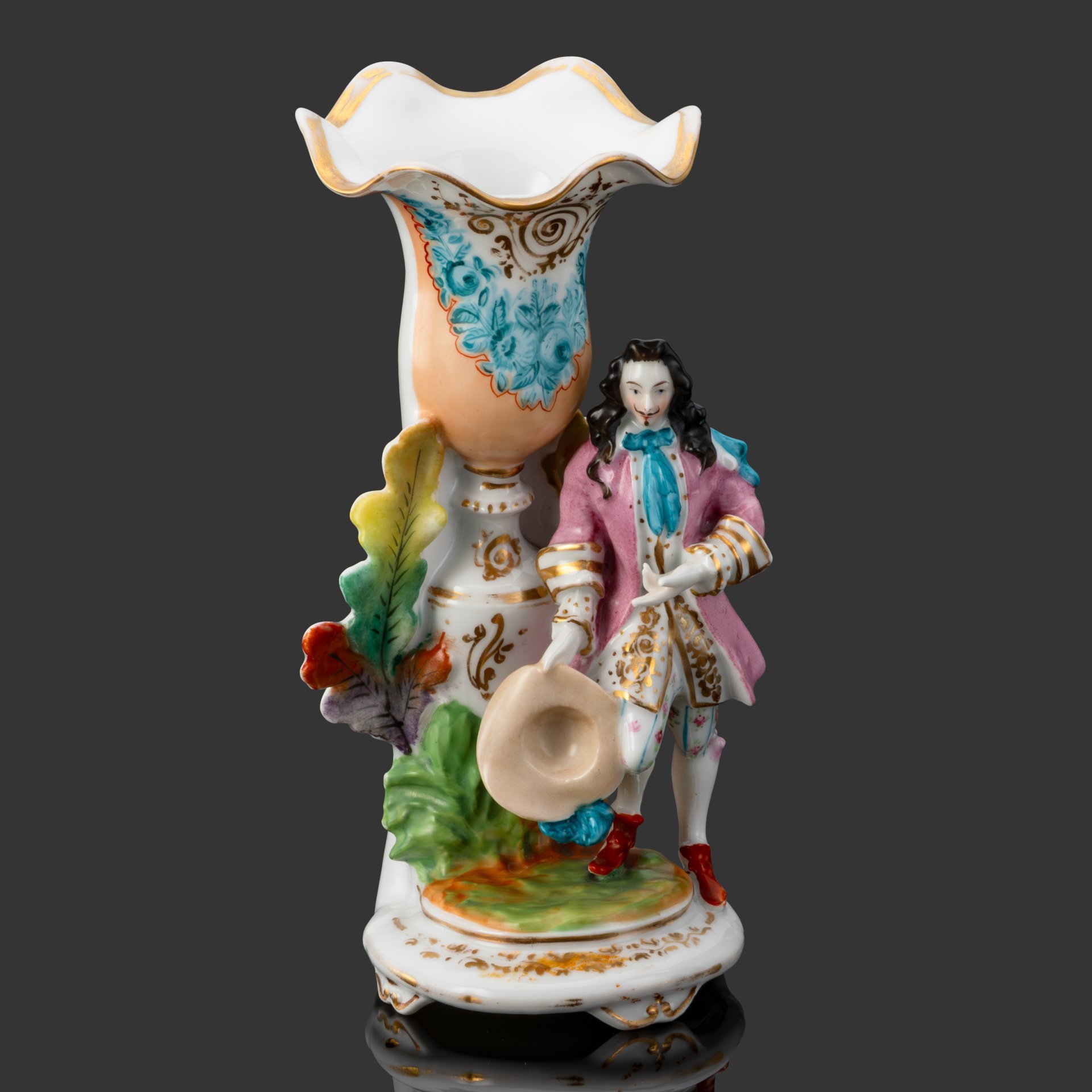 Ваза для небольшого букета в виде галантного кавалера, одетого по моде XVIII века, фарфор, роспись, золочение, Франция, 1880-1910 гг.