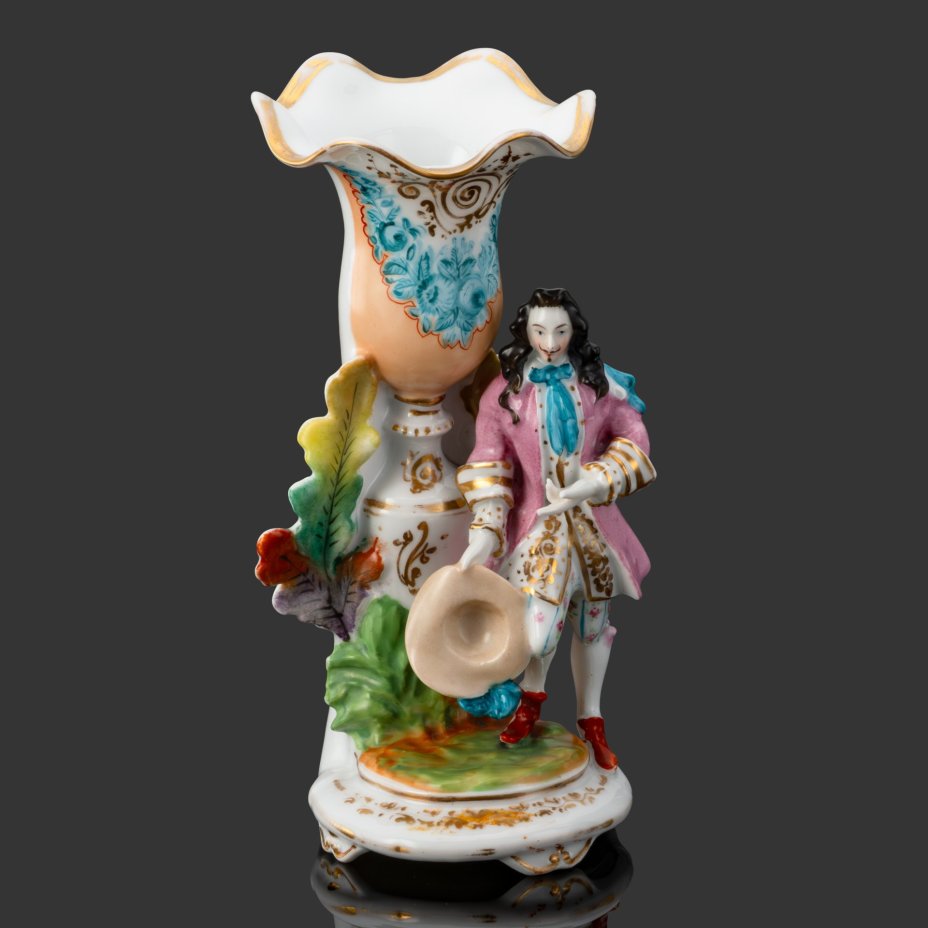Ваза для небольшого букета в виде галантного кавалера, одетого по моде XVIII века, фарфор, роспись, золочение, Франция, 1880-1910 гг.