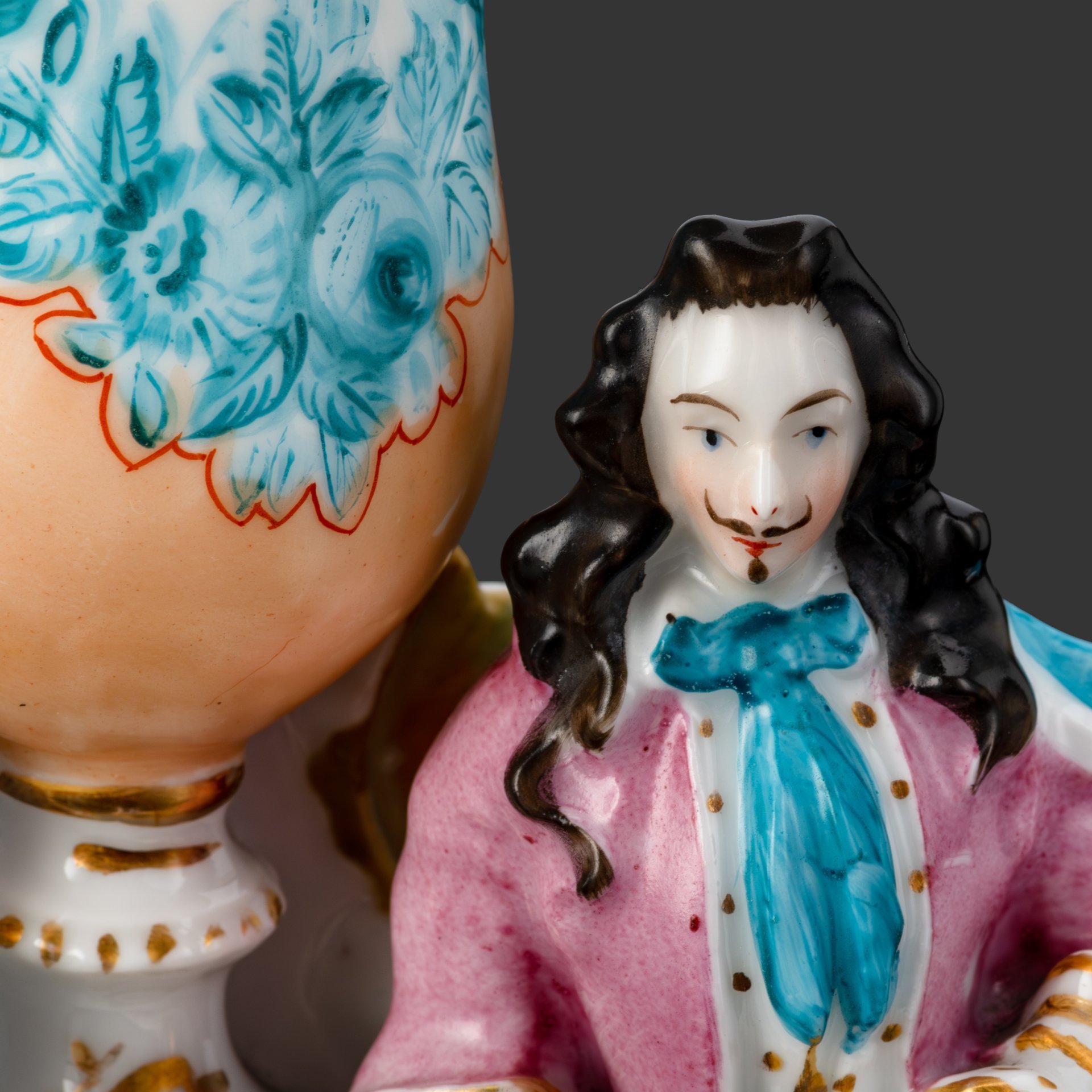 Ваза для небольшого букета в виде галантного кавалера, одетого по моде XVIII века, фарфор, роспись, золочение, Франция, 1880-1910 гг.