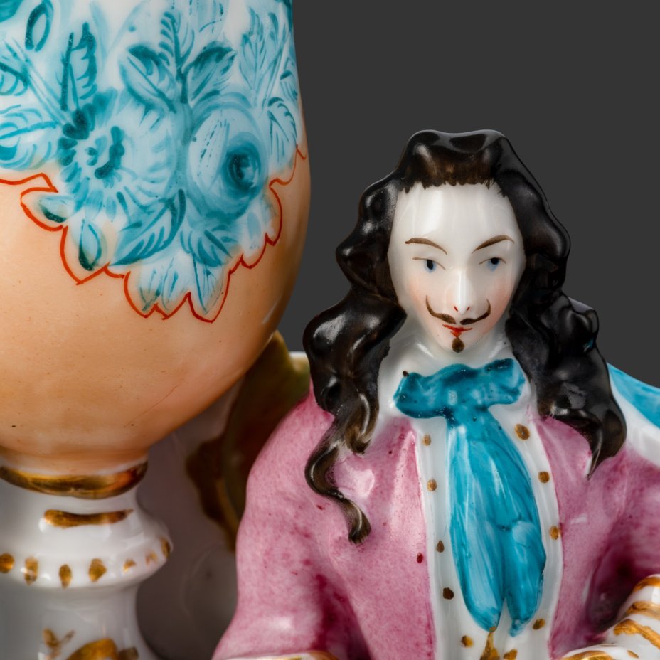 Ваза для небольшого букета в виде галантного кавалера, одетого по моде XVIII века