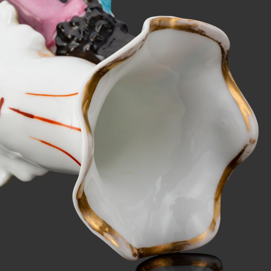 Ваза для небольшого букета в виде галантного кавалера, одетого по моде XVIII века