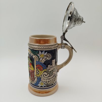 Кружка пивная с крышкой, украшенная изображением сцены в трактире, Gerz, керамика, металл, роспись, Германия, 1950-1970 гг.