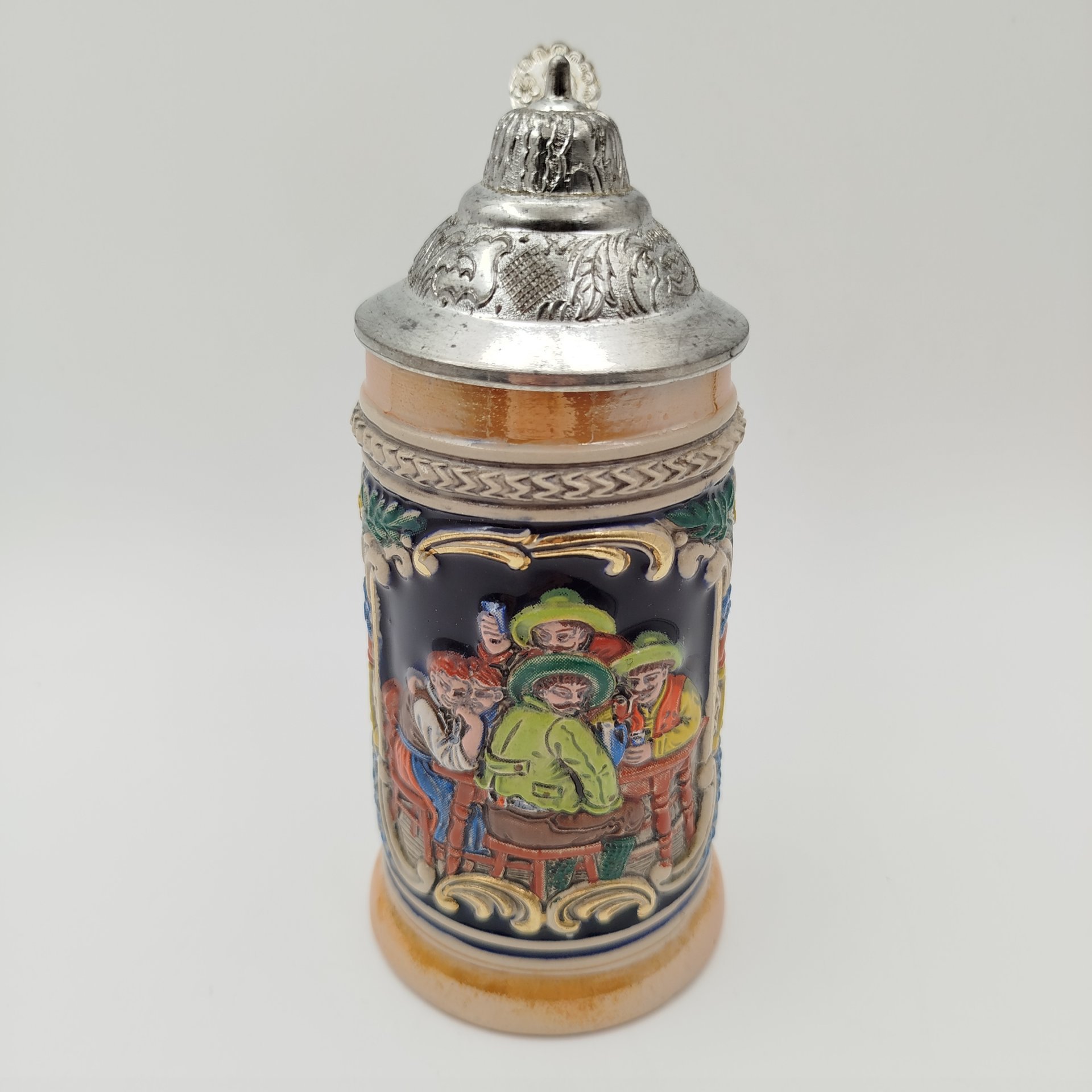 Кружка пивная с крышкой, украшенная изображением сцены в трактире, Gerz, керамика, металл, роспись, Германия, 1950-1970 гг.