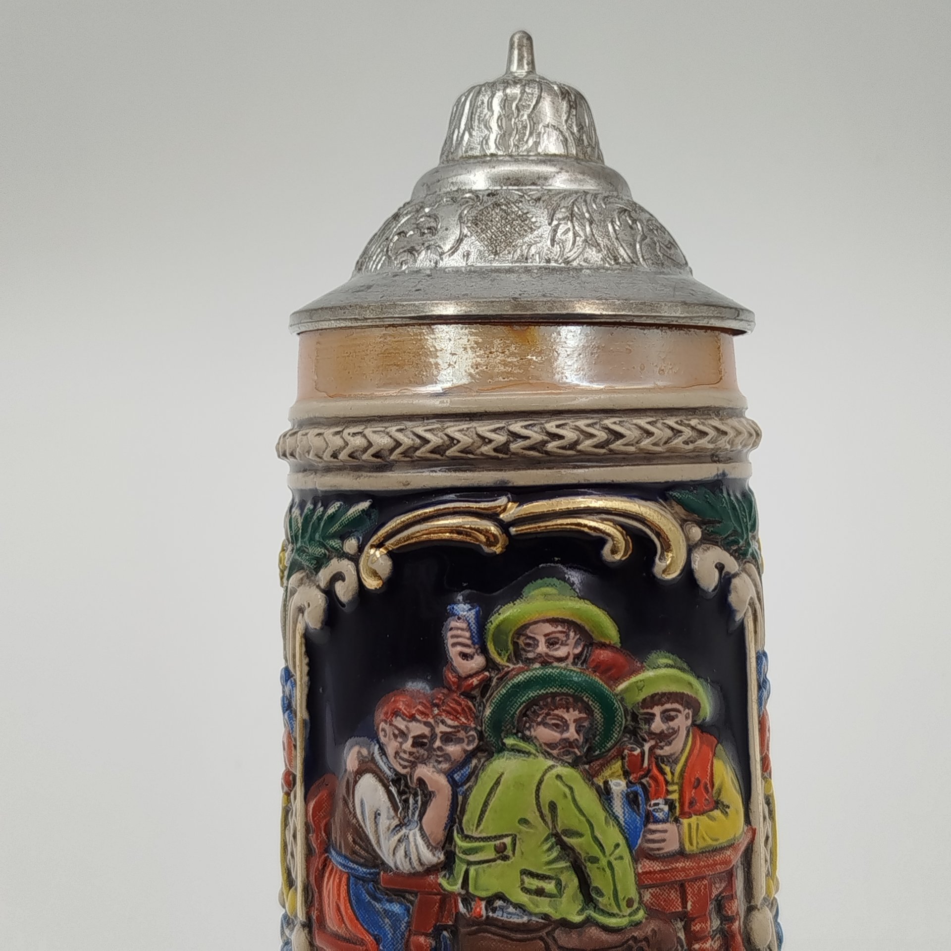 Кружка пивная с крышкой, украшенная изображением сцены в трактире, Gerz, керамика, металл, роспись, Германия, 1950-1970 гг.