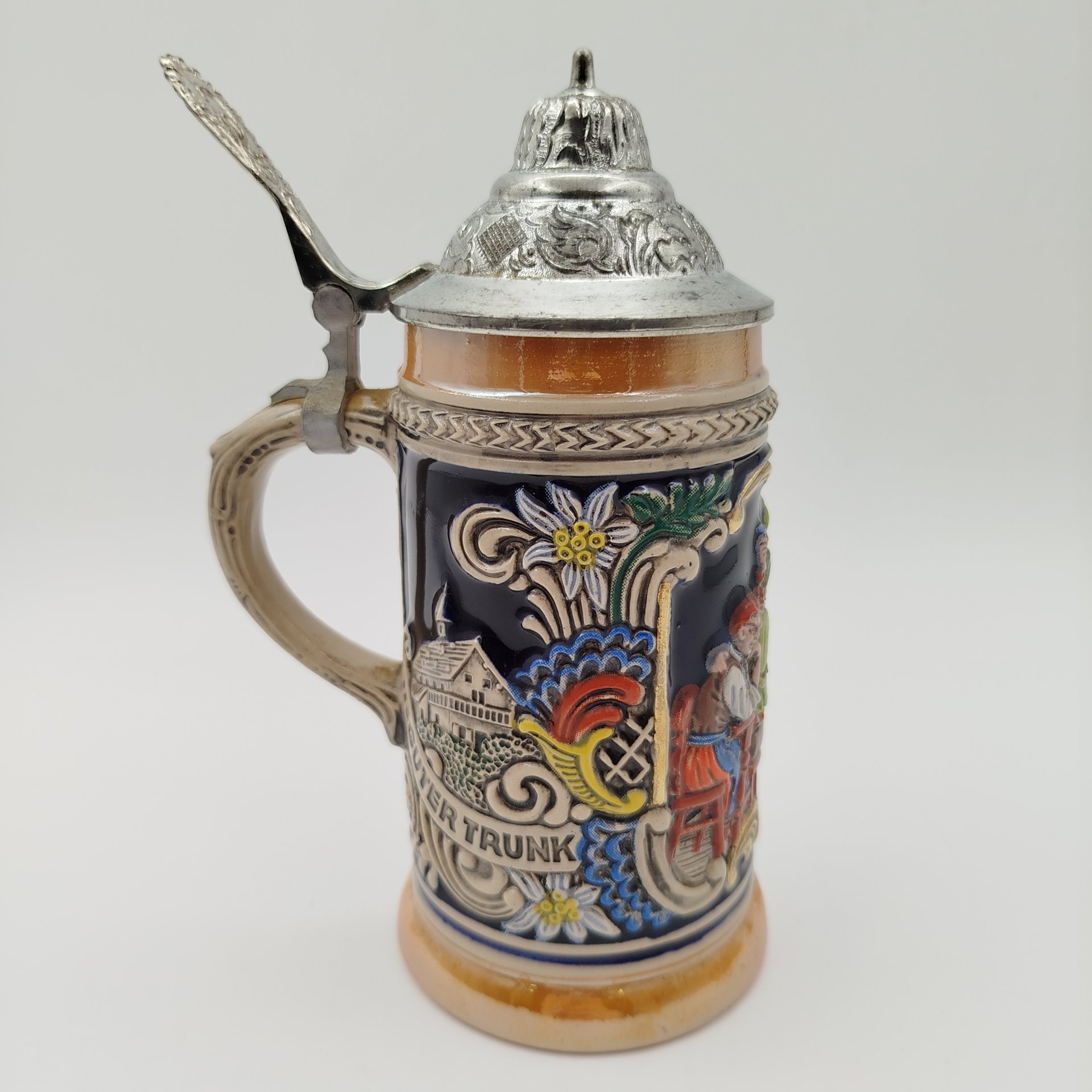 Кружка пивная с крышкой, украшенная изображением сцены в трактире, Gerz, керамика, металл, роспись, Германия, 1950-1970 гг.