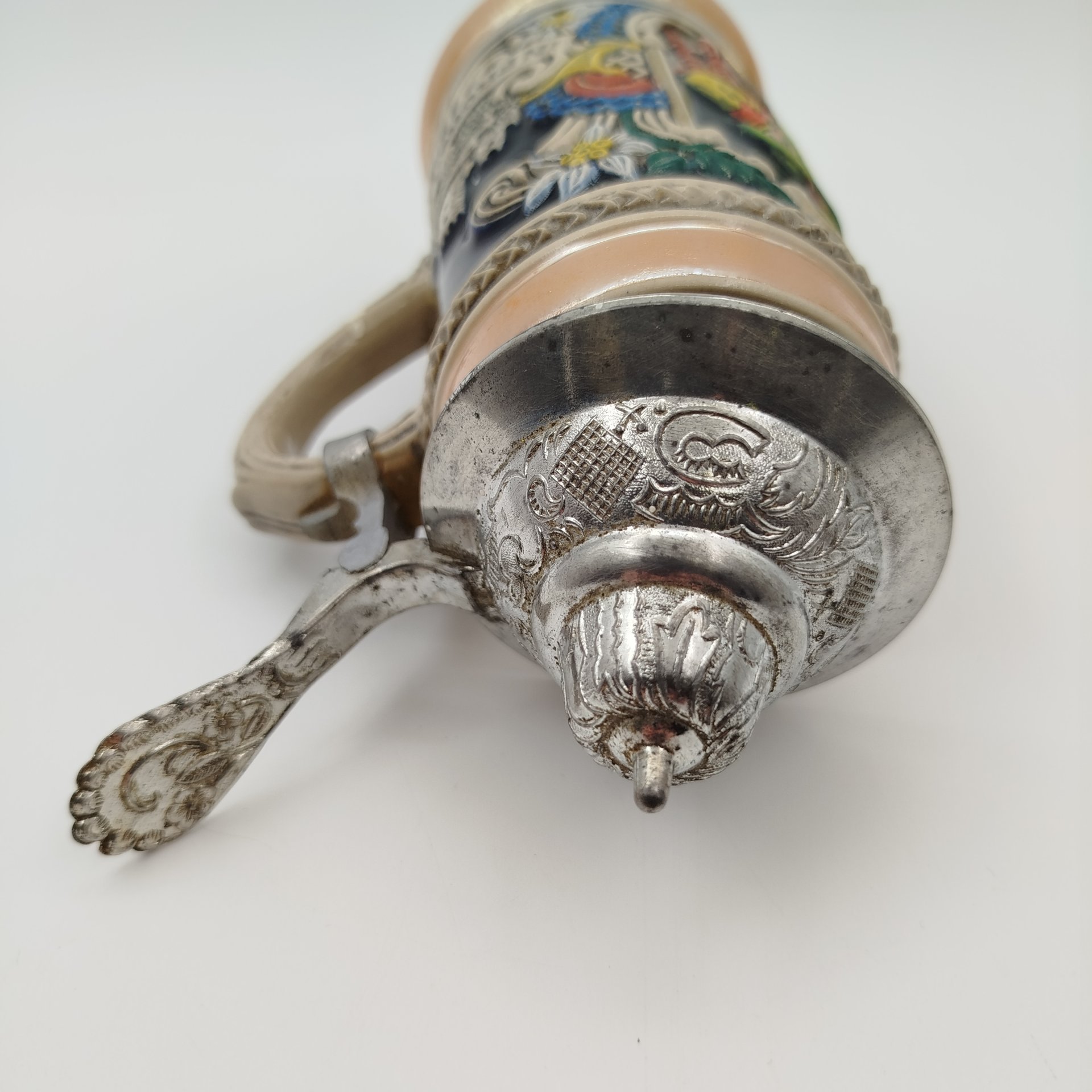 Кружка пивная с крышкой, украшенная изображением сцены в трактире, Gerz, керамика, металл, роспись, Германия, 1950-1970 гг.