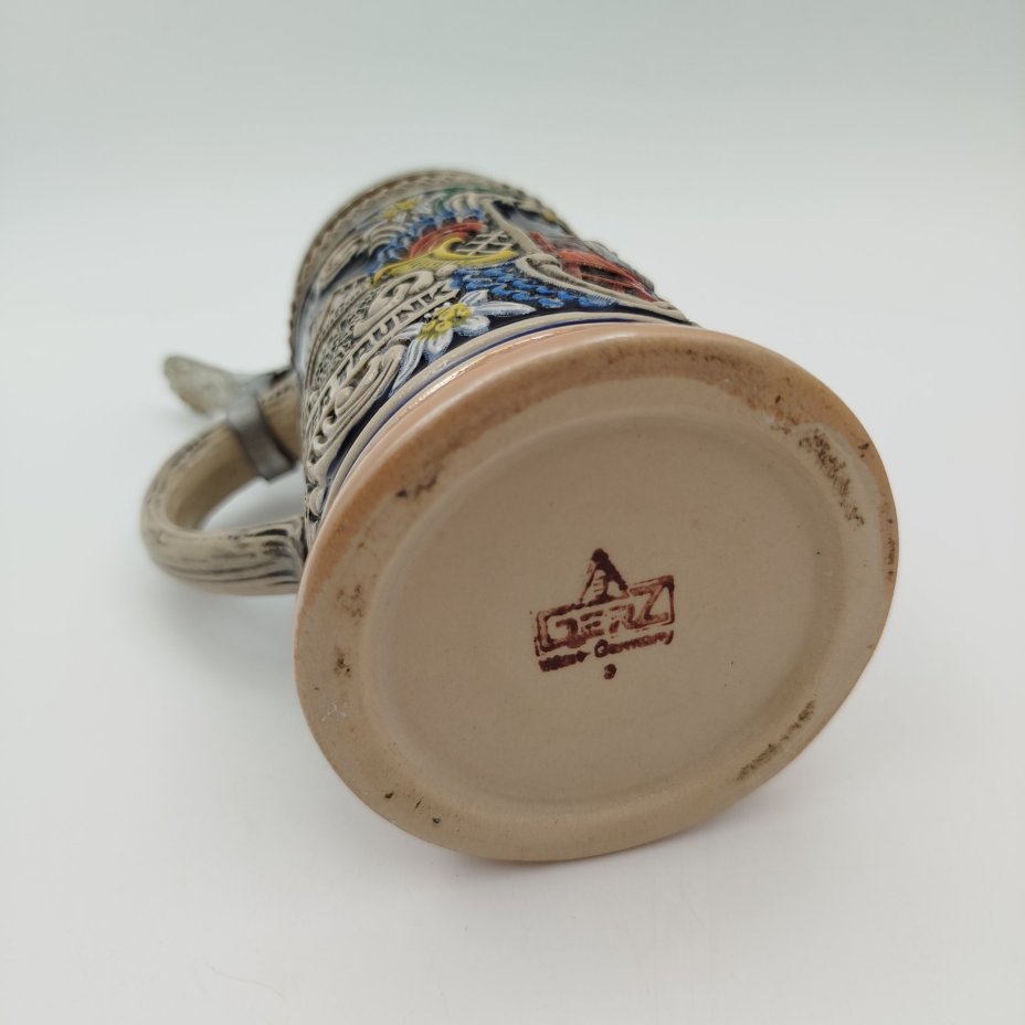 Кружка пивная с крышкой, украшенная изображением сцены в трактире, Gerz