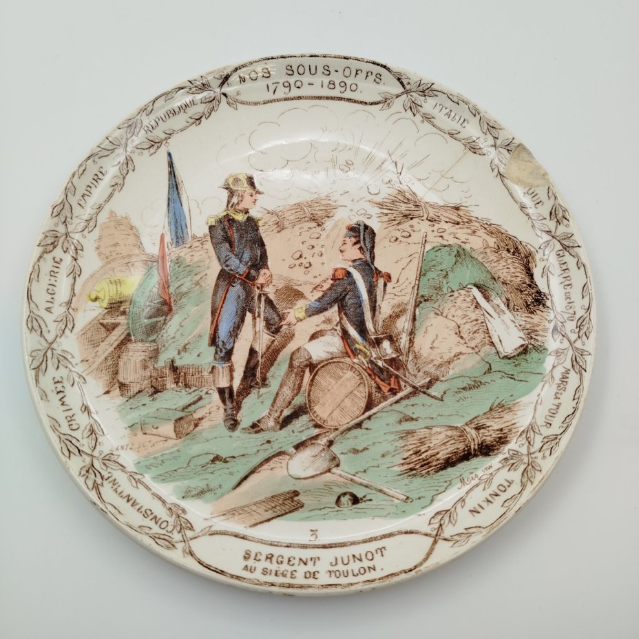 Набор декоративных тарелок на военную тему из серии "Nos sous-offs 1790-1890" ("Наши унтер-офицеры 1790–1890"), 3 шт., Creil et Montereau, фаянс, деколь, прорисовка, Франция, 1890-1920 гг.