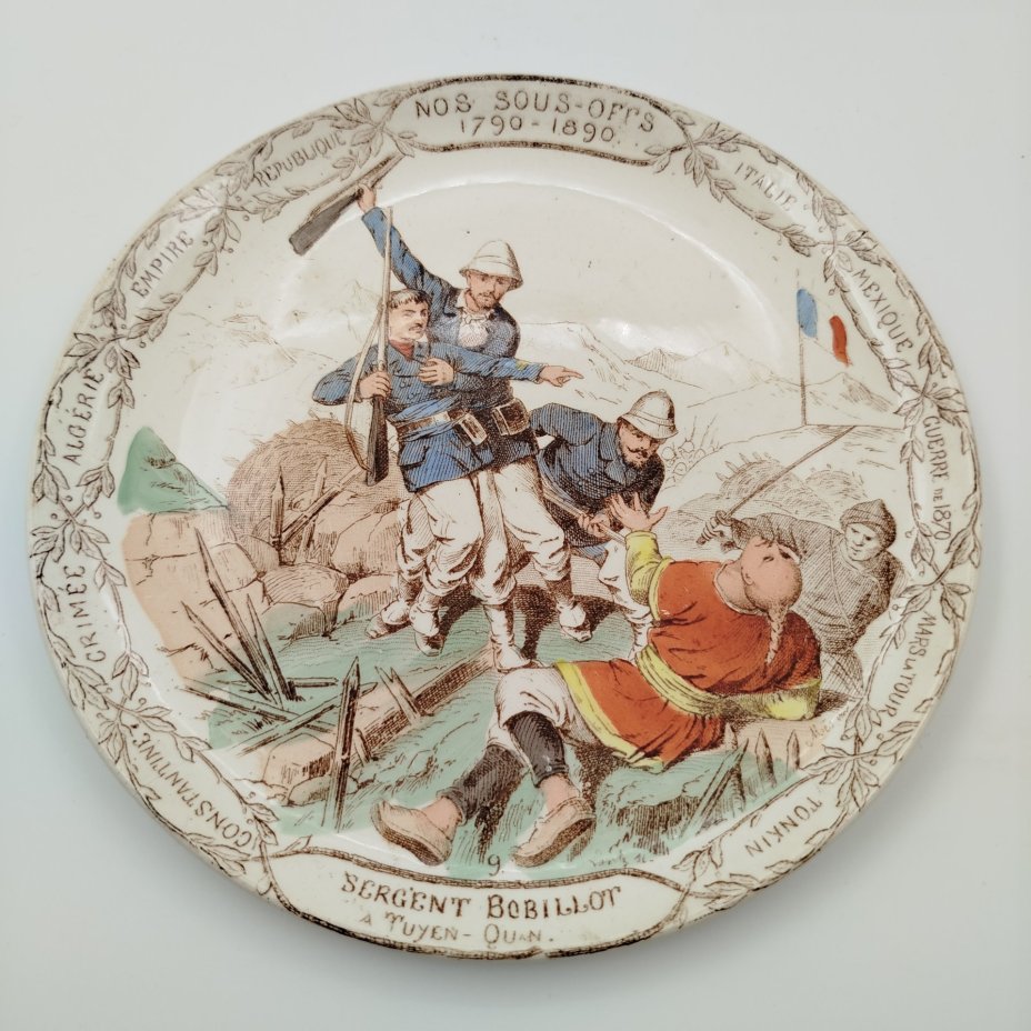 Набор декоративных тарелок на военную тему из серии "Nos sous-offs 1790-1890" ("Наши унтер-офицеры 1790–1890"), 3 шт., Creil et Montereau, фаянс, деколь, прорисовка, Франция, 1890-1920 гг.