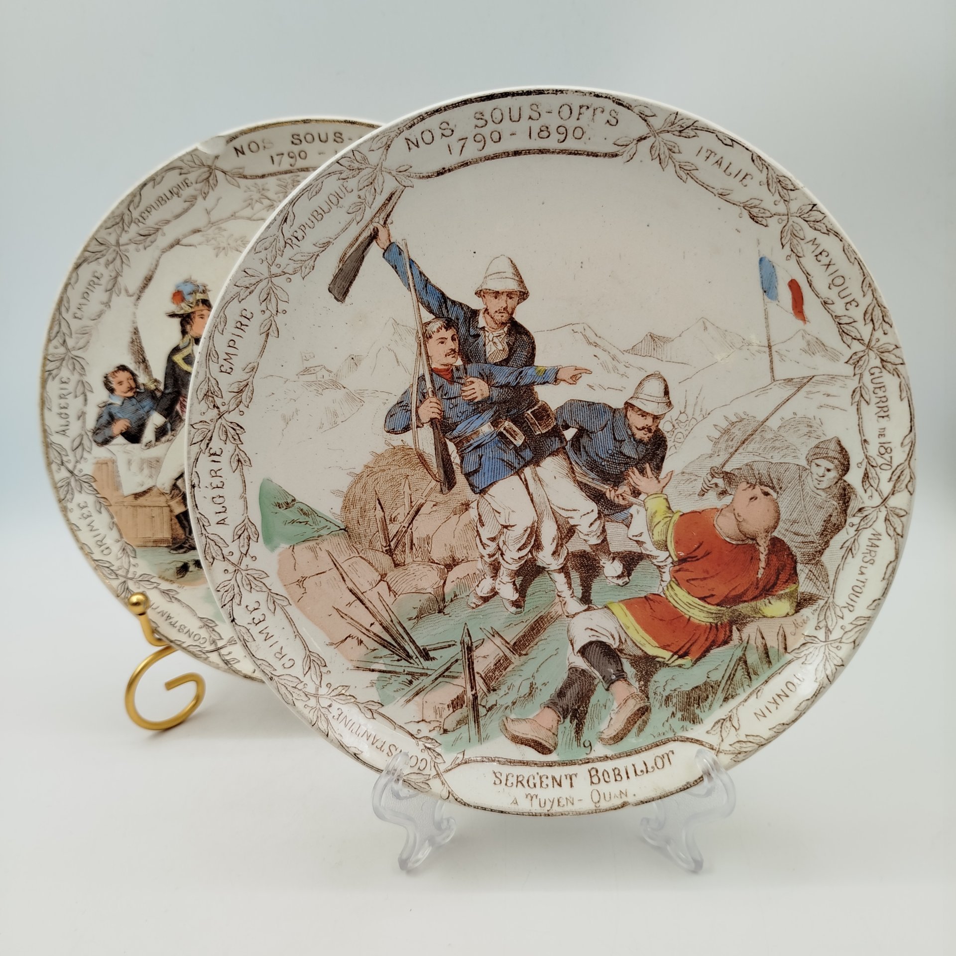 Набор декоративных тарелок на военную тему из серии "Nos sous-offs 1790-1890" ("Наши унтер-офицеры 1790–1890"), 3 шт., Creil et Montereau, фаянс, деколь, прорисовка, Франция, 1890-1920 гг.