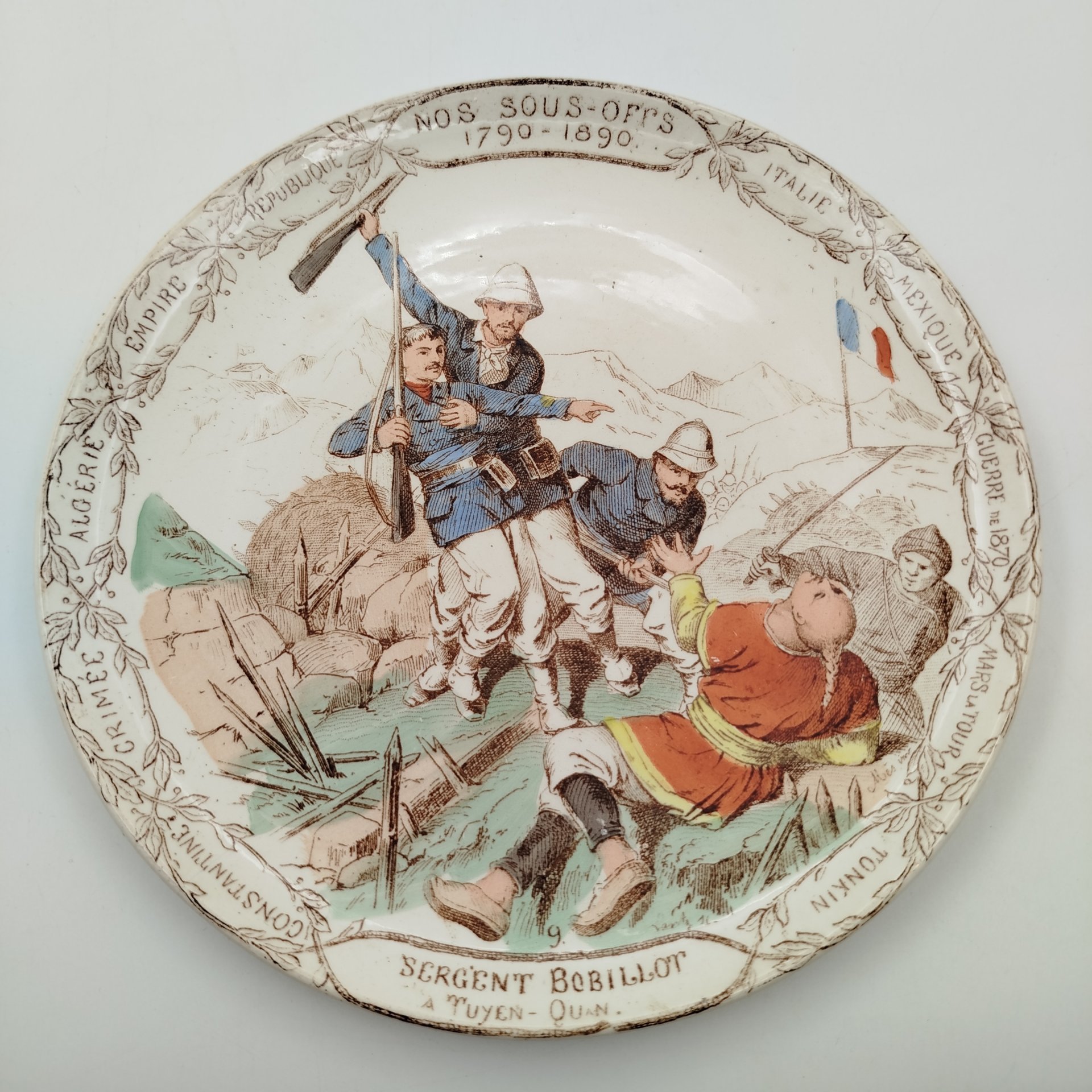 Набор декоративных тарелок на военную тему из серии "Nos sous-offs 1790-1890" ("Наши унтер-офицеры 1790–1890"), 3 шт., Creil et Montereau, фаянс, деколь, прорисовка, Франция, 1890-1920 гг.