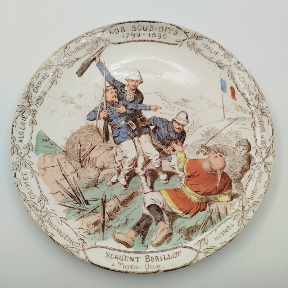 Набор декоративных тарелок на военную тему из серии "Nos sous-offs 1790-1890" ("Наши унтер-офицеры 1790–1890"), 3 шт., Creil et Montereau, фаянс, деколь, прорисовка, Франция, 1890-1920 гг.