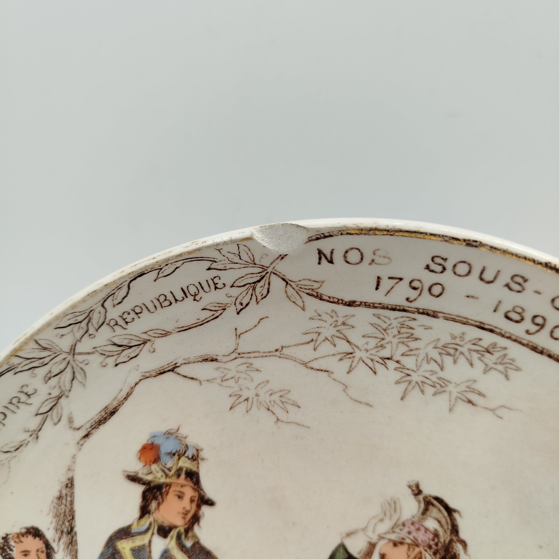 Набор декоративных тарелок на военную тему из серии "Nos sous-offs 1790-1890" ("Наши унтер-офицеры 1790–1890"), 3 шт., Creil et Montereau, фаянс, деколь, прорисовка, Франция, 1890-1920 гг.