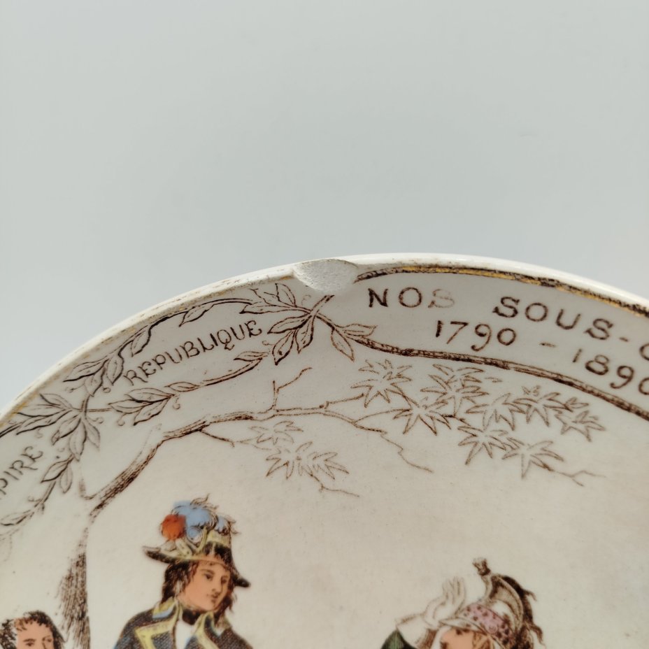 Набор декоративных тарелок на военную тему из серии "Nos sous-offs 1790-1890" ("Наши унтер-офицеры 1790–1890"), 3 шт., Creil et Montereau, фаянс, деколь, прорисовка, Франция, 1890-1920 гг.