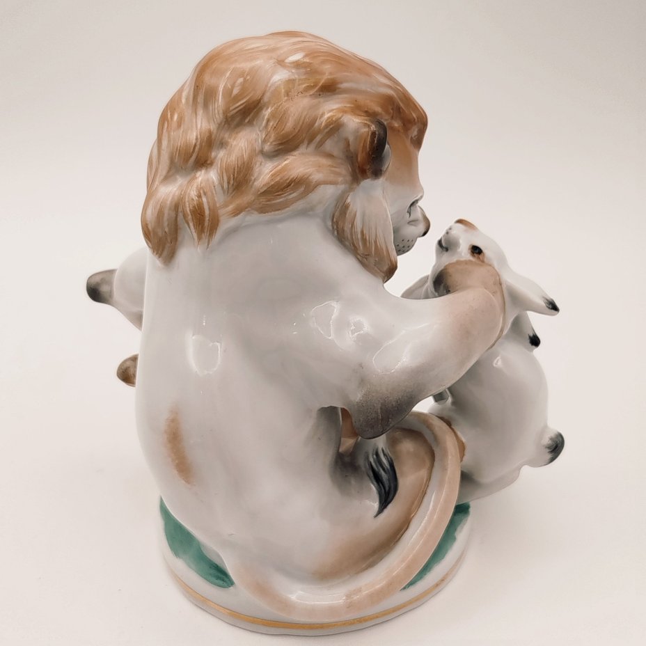 Статуэтка "Заяц во хмелю", скульптор Б.Я. Воробьев, фарфор, роспись, золочение, Ленинградский фарфоровый завод (ЛФЗ), СССР, 1950-1960 гг.