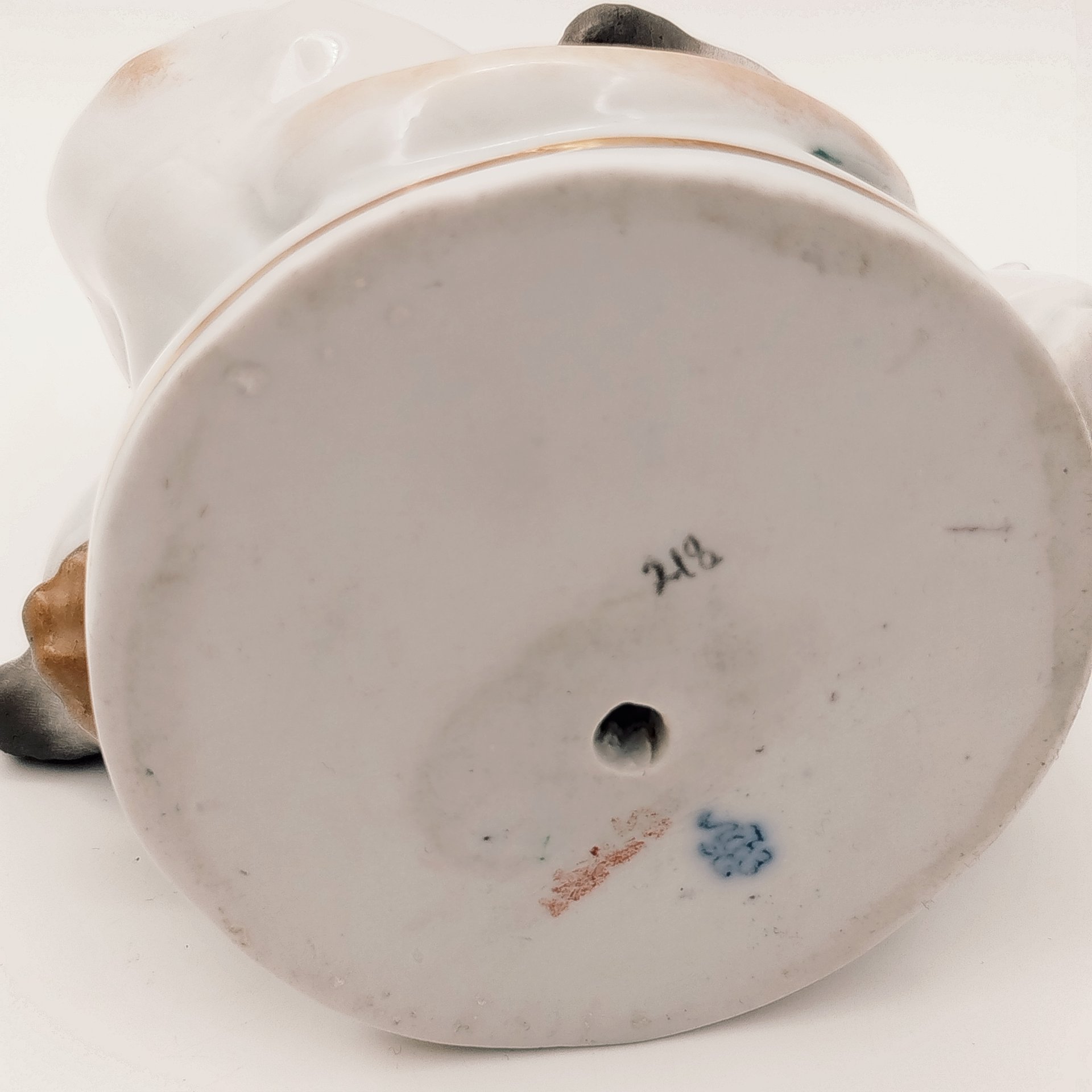 Статуэтка "Заяц во хмелю", скульптор Б.Я. Воробьев, фарфор, роспись, золочение, Ленинградский фарфоровый завод (ЛФЗ), СССР, 1950-1960 гг.