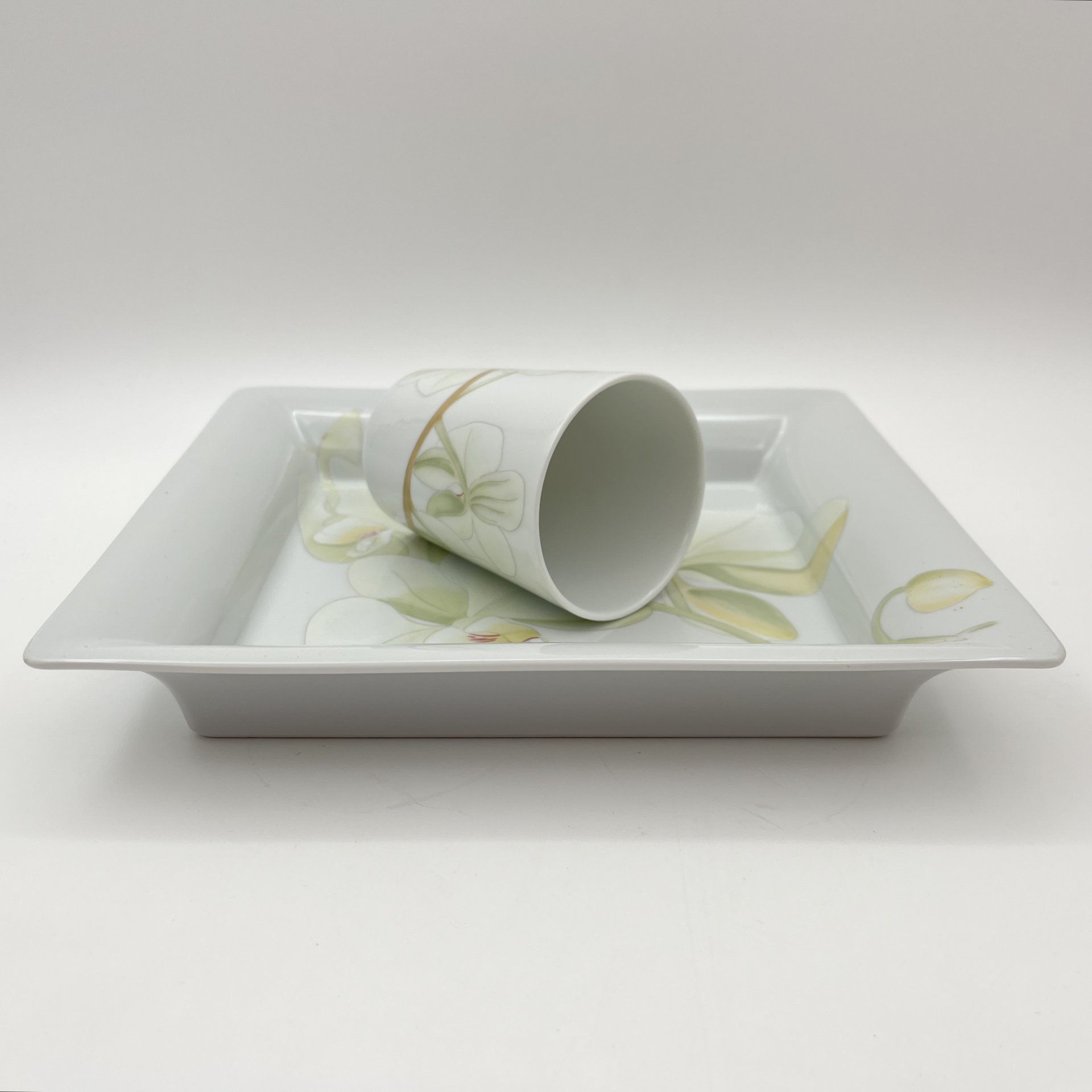 Набор сервировочный (блюдо, салфетница) с экзотическим цветочным декором, Yves Delorme&Philippe Deshoulieres, фарфор, деколь, Limoges, Франция, 1990-2010 гг.