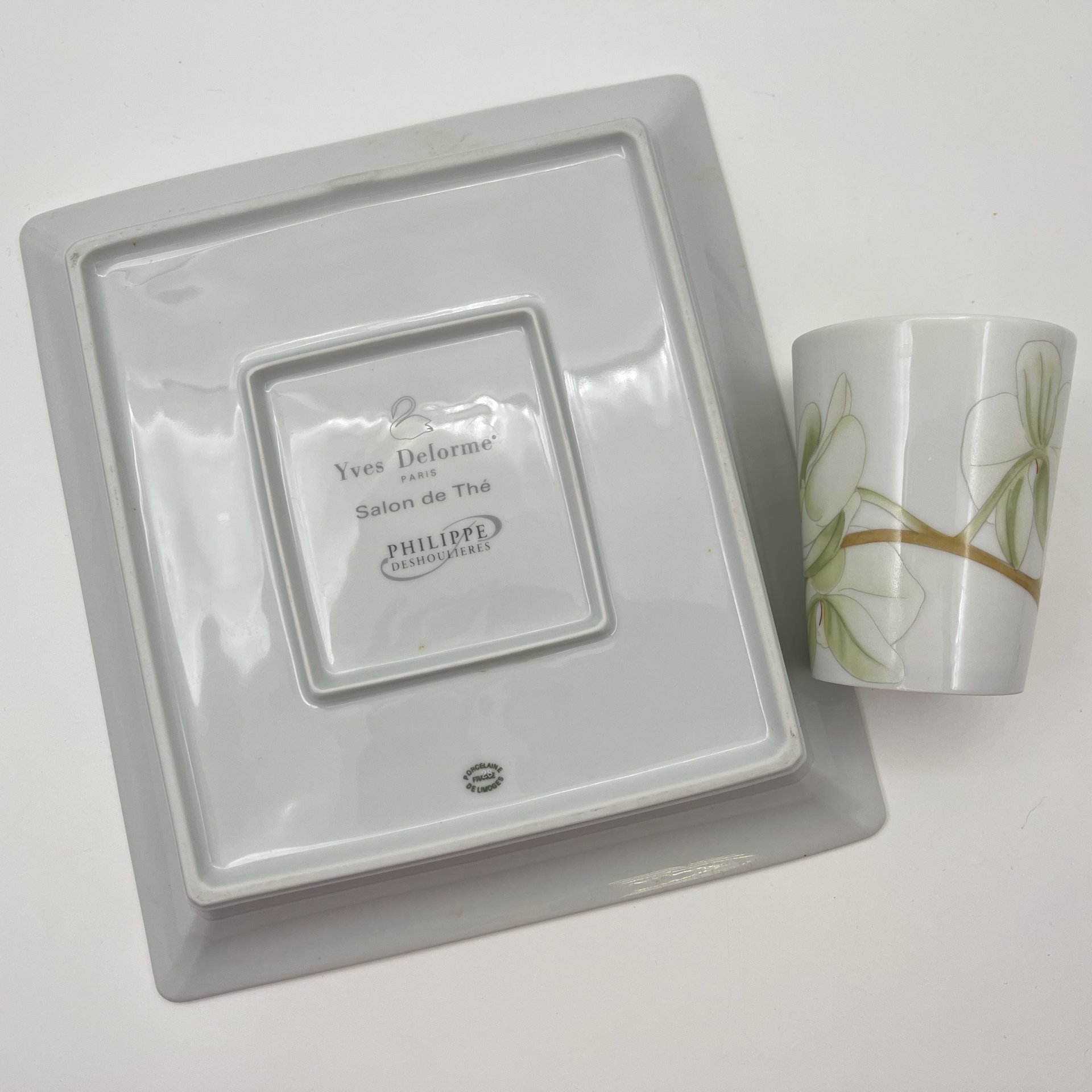 Набор сервировочный (блюдо, салфетница) с экзотическим цветочным декором, Yves Delorme&Philippe Deshoulieres, фарфор, деколь, Limoges, Франция, 1990-2010 гг.