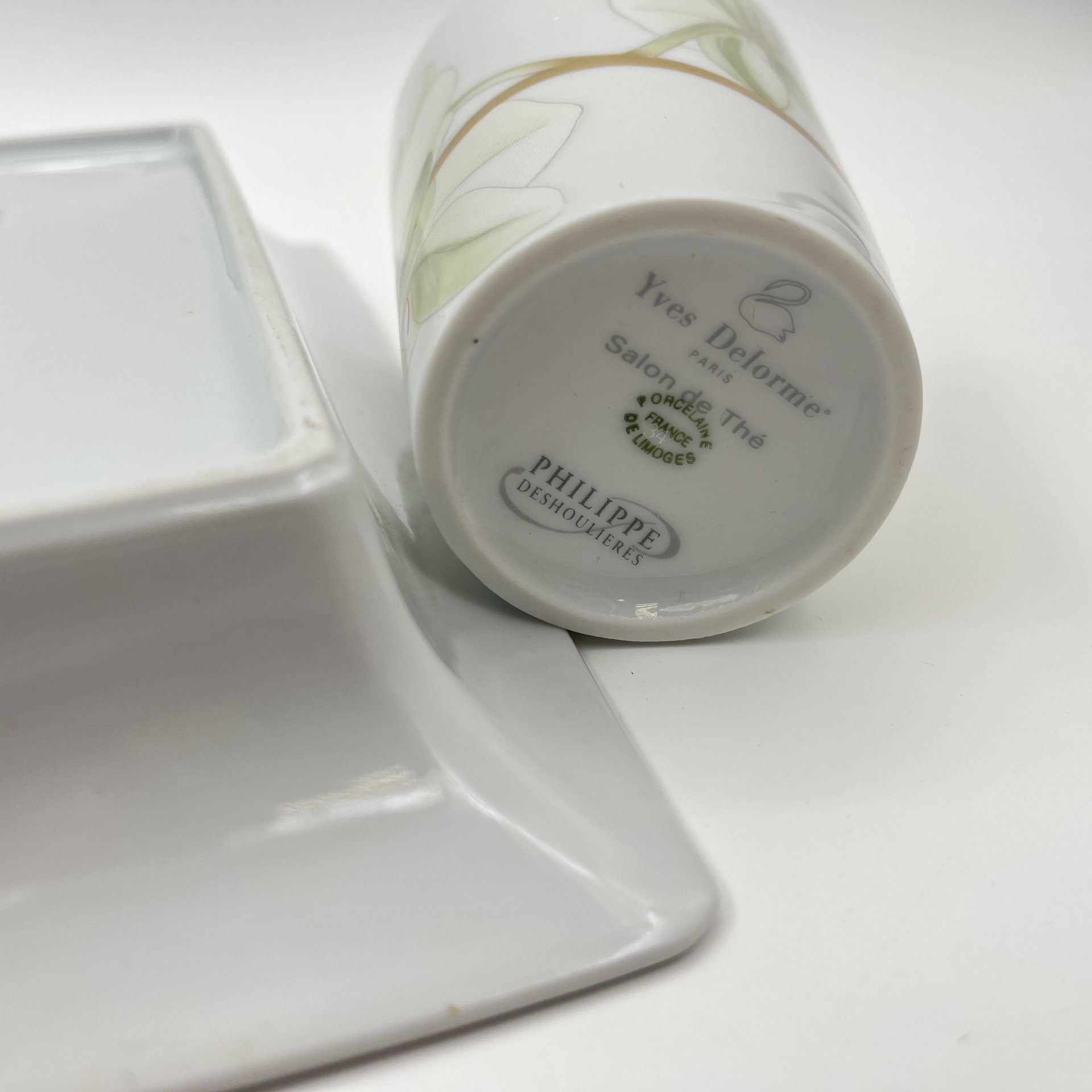 Набор сервировочный (блюдо, салфетница) с экзотическим цветочным декором, Yves Delorme&Philippe Deshoulieres, фарфор, деколь, Limoges, Франция, 1990-2010 гг.