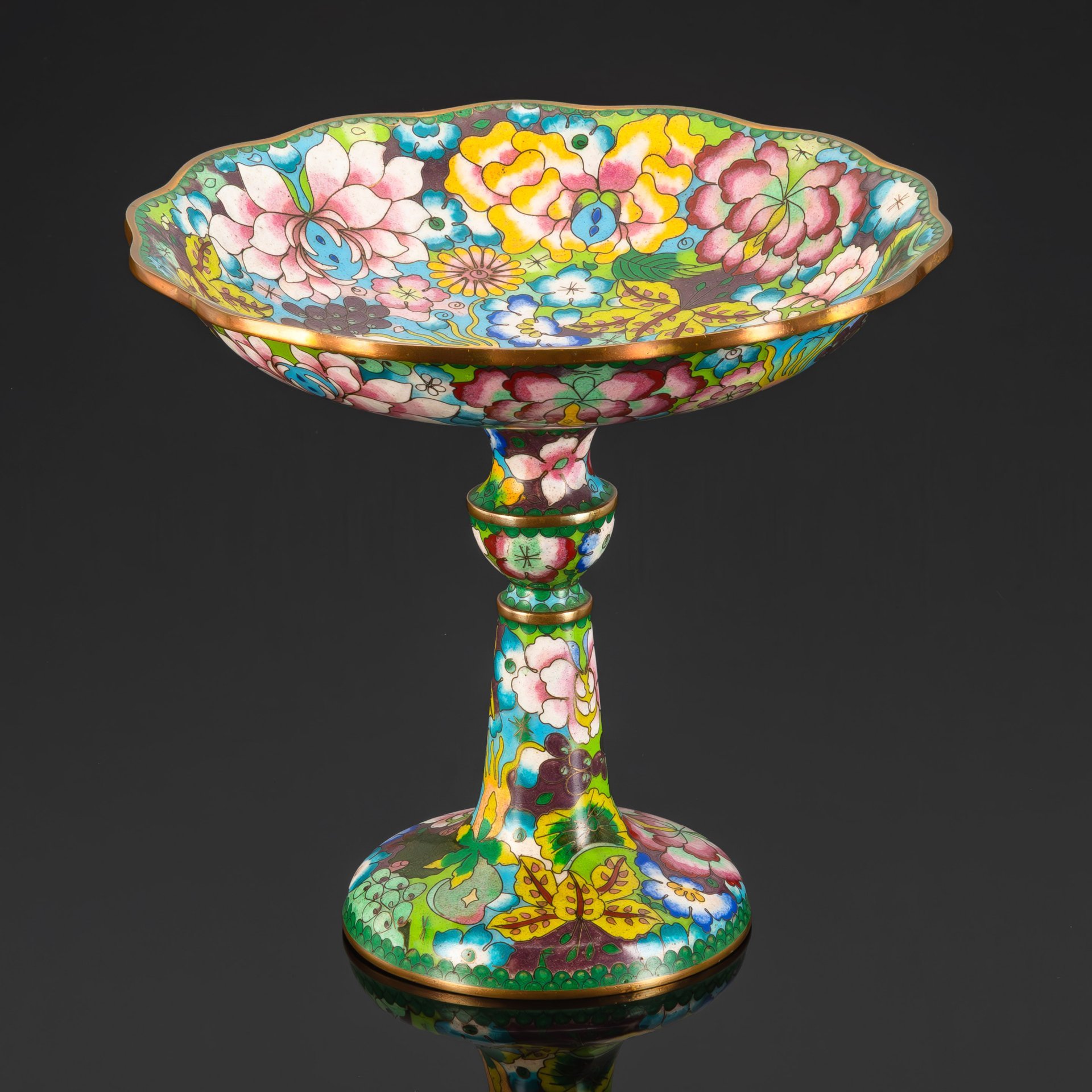 Фруктовница (ваза на ножке) с цветочно-растительным декором, выполненная в технике клуазоне, латунь, эмаль, Китай, 1940-1960 гг.