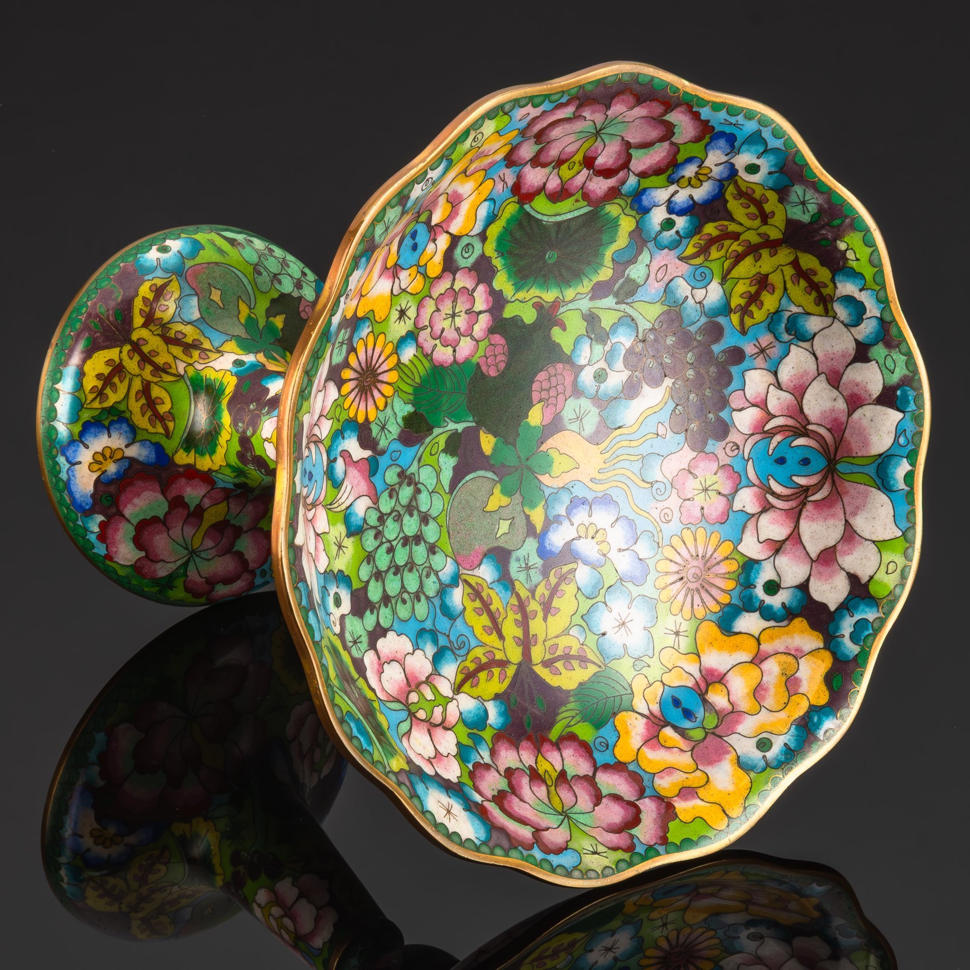 Фруктовница (ваза на ножке) с цветочно-растительным декором, выполненная в технике клуазоне, латунь, эмаль, Китай, 1940-1960 гг.