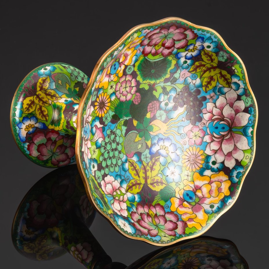 Фруктовница (ваза на ножке) с цветочно-растительным декором, выполненная в технике клуазоне, латунь, эмаль, Китай, 1940-1960 гг.