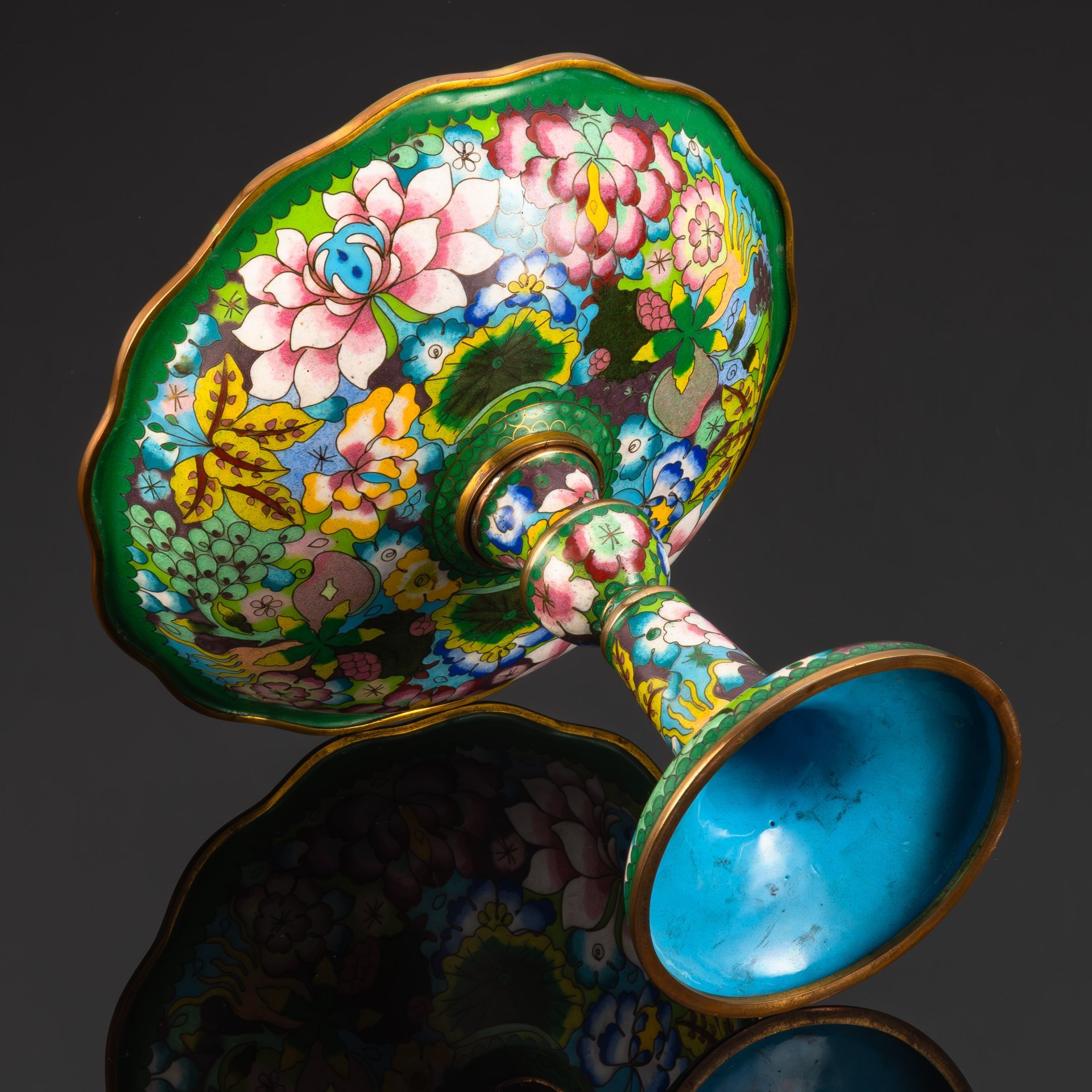 Фруктовница (ваза на ножке) с цветочно-растительным декором, выполненная в технике клуазоне, латунь, эмаль, Китай, 1940-1960 гг.