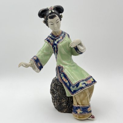 Статуэтка "Девушка, увлеченная традиционной игрой", Shiwan Wucai, керамика, глазурь, роспись, Китай, 1980-2000 гг.