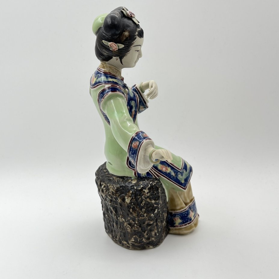 Статуэтка "Девушка, увлеченная традиционной игрой", Shiwan Wucai, керамика, глазурь, роспись, Китай, 1980-2000 гг.