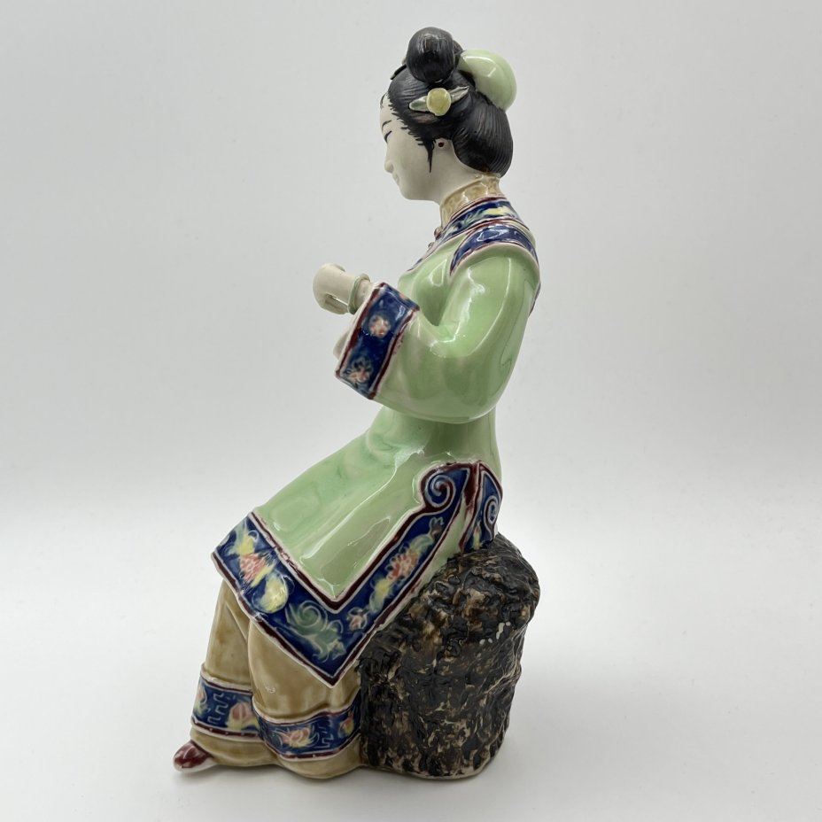 Статуэтка "Девушка, увлеченная традиционной игрой", Shiwan Wucai, керамика, глазурь, роспись, Китай, 1980-2000 гг.