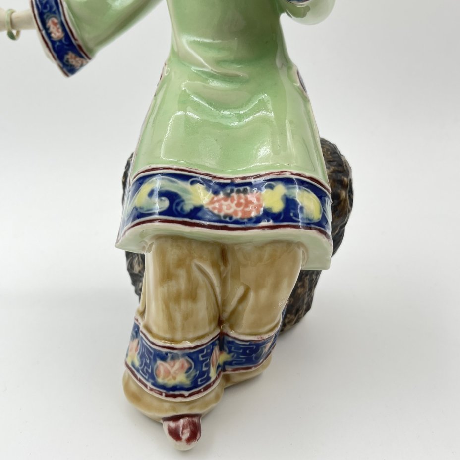 Статуэтка "Девушка, увлеченная традиционной игрой", Shiwan Wucai, керамика, глазурь, роспись, Китай, 1980-2000 гг.