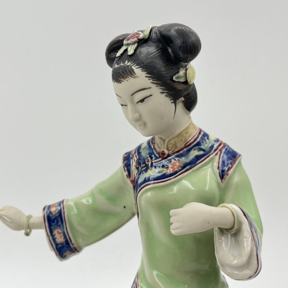 Статуэтка "Девушка, увлеченная традиционной игрой", Shiwan Wucai, керамика, глазурь, роспись, Китай, 1980-2000 гг.